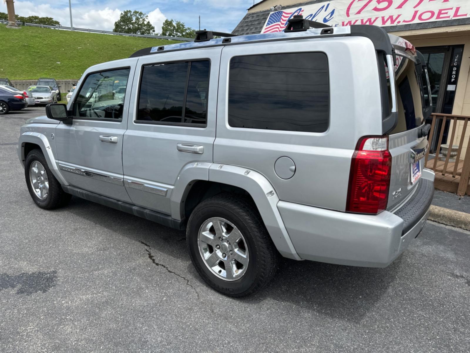 2006 Silver Jeep Commander Limited 4WD (1J8HG58246C) with an 5.7L V8 OHV 16V engine, 5-Speed Automatic Overdrive transmission, located at 5700 Curlew Drive, Norfolk, VA, 23502, (757) 455-6330, 36.841885, -76.209412 - Photo #3