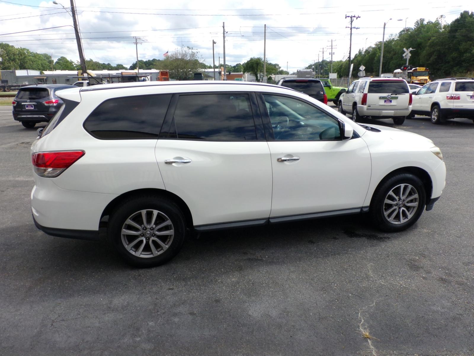 2014 WHITE Nissan Pathfinder S 4WD (5N1AR2MM9EC) with an 3.5L V6 DOHC 24V engine, Continuously Variable Transmission transmission, located at 5700 Curlew Drive, Norfolk, VA, 23502, (757) 455-6330, 36.841885, -76.209412 - Photo #15