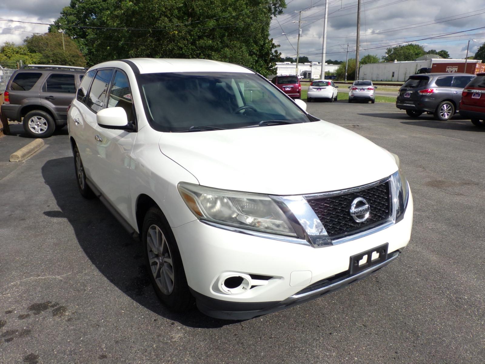 2014 WHITE Nissan Pathfinder S 4WD (5N1AR2MM9EC) with an 3.5L V6 DOHC 24V engine, Continuously Variable Transmission transmission, located at 5700 Curlew Drive, Norfolk, VA, 23502, (757) 455-6330, 36.841885, -76.209412 - Photo #4