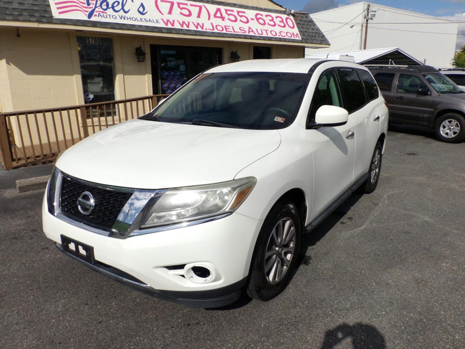 2014 WHITE Nissan Pathfinder S 4WD (5N1AR2MM9EC) with an 3.5L V6 DOHC 24V engine, Continuously Variable Transmission transmission, located at 5700 Curlew Drive, Norfolk, VA, 23502, (757) 455-6330, 36.841885, -76.209412 - Photo #5