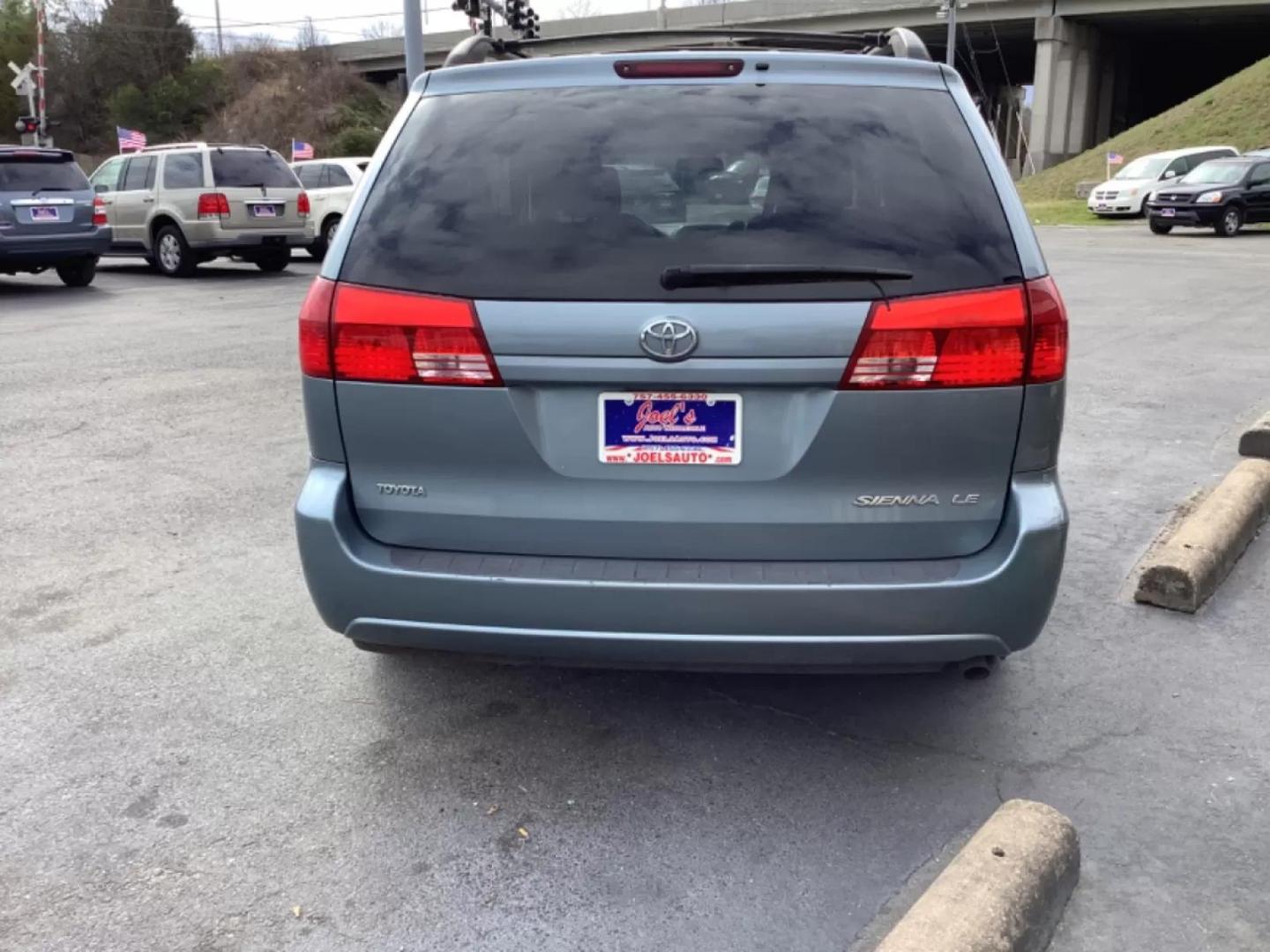 2004 Blue Toyota Sienna LE - 7 Passenger (5TDZA23C24S) with an 3.3L V6 DOHC 24V engine, 5-Speed Automatic Overdrive transmission, located at 5700 Curlew Drive, Norfolk, VA, 23502, (757) 455-6330, 36.841885, -76.209412 - Photo#6