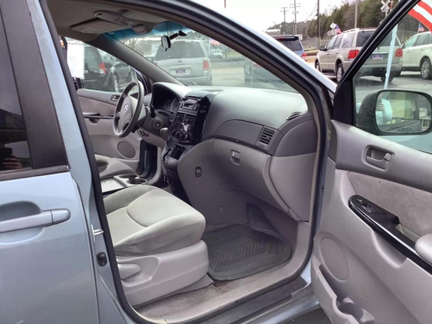 2004 Blue Toyota Sienna LE - 7 Passenger (5TDZA23C24S) with an 3.3L V6 DOHC 24V engine, 5-Speed Automatic Overdrive transmission, located at 5700 Curlew Drive, Norfolk, VA, 23502, (757) 455-6330, 36.841885, -76.209412 - Photo#7