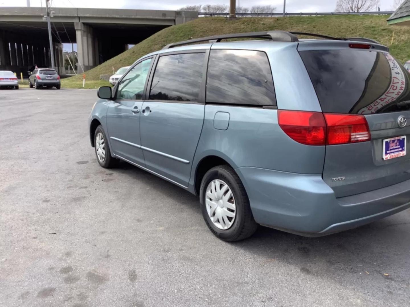 2004 Blue Toyota Sienna LE - 7 Passenger (5TDZA23C24S) with an 3.3L V6 DOHC 24V engine, 5-Speed Automatic Overdrive transmission, located at 5700 Curlew Drive, Norfolk, VA, 23502, (757) 455-6330, 36.841885, -76.209412 - Photo#11