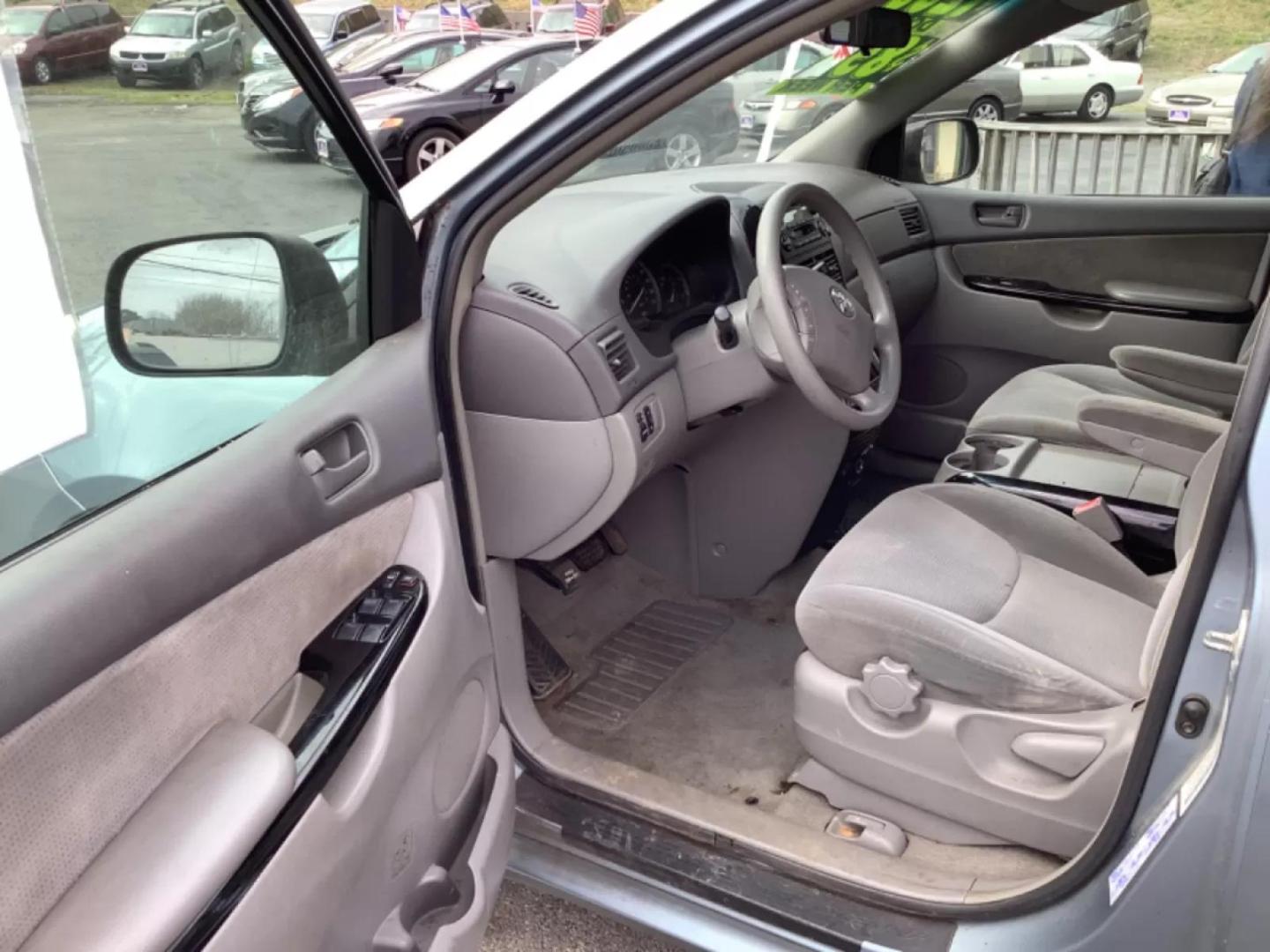 2004 Blue Toyota Sienna LE - 7 Passenger (5TDZA23C24S) with an 3.3L V6 DOHC 24V engine, 5-Speed Automatic Overdrive transmission, located at 5700 Curlew Drive, Norfolk, VA, 23502, (757) 455-6330, 36.841885, -76.209412 - Photo#9