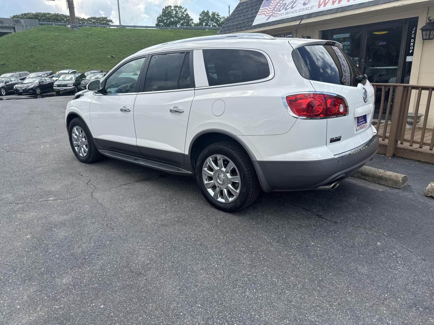 2012 White Buick Enclave Leather FWD (5GAKRCED3CJ) with an 3.6L V6 DOHC 24V engine, 6-Speed Automatic Overdrive transmission, located at 5700 Curlew Drive, Norfolk, VA, 23502, (757) 455-6330, 36.841885, -76.209412 - Photo#1