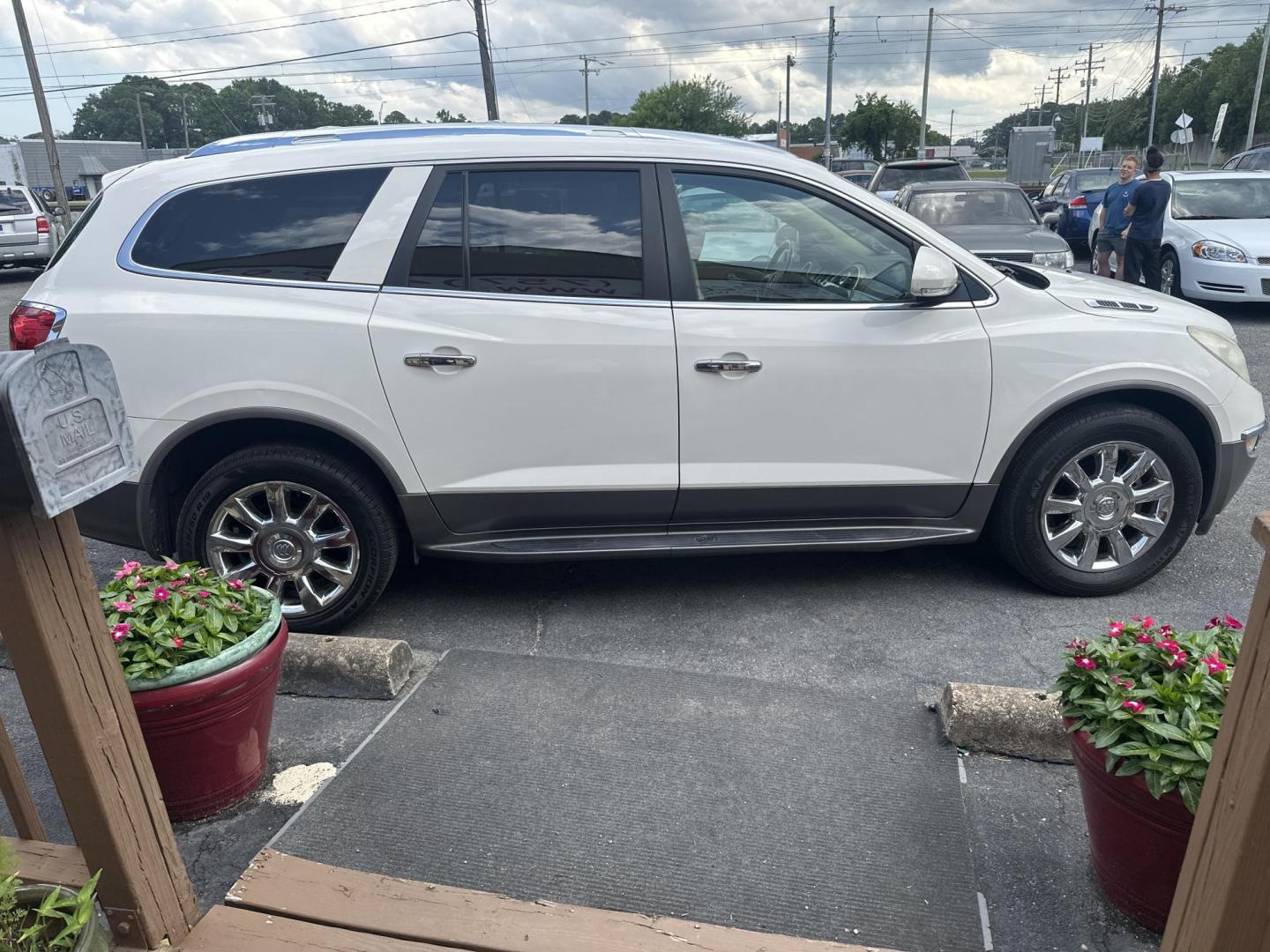 2012 White Buick Enclave Leather FWD (5GAKRCED3CJ) with an 3.6L V6 DOHC 24V engine, 6-Speed Automatic Overdrive transmission, located at 5700 Curlew Drive, Norfolk, VA, 23502, (757) 455-6330, 36.841885, -76.209412 - Photo#3