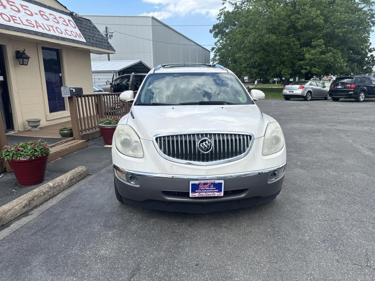 2012 White Buick Enclave Leather FWD (5GAKRCED3CJ) with an 3.6L V6 DOHC 24V engine, 6-Speed Automatic Overdrive transmission, located at 5700 Curlew Drive, Norfolk, VA, 23502, (757) 455-6330, 36.841885, -76.209412 - Photo#4