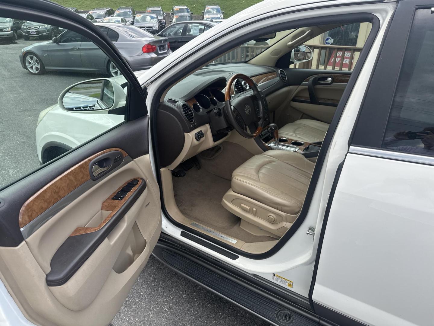 2012 White Buick Enclave Leather FWD (5GAKRCED3CJ) with an 3.6L V6 DOHC 24V engine, 6-Speed Automatic Overdrive transmission, located at 5700 Curlew Drive, Norfolk, VA, 23502, (757) 455-6330, 36.841885, -76.209412 - Photo#5