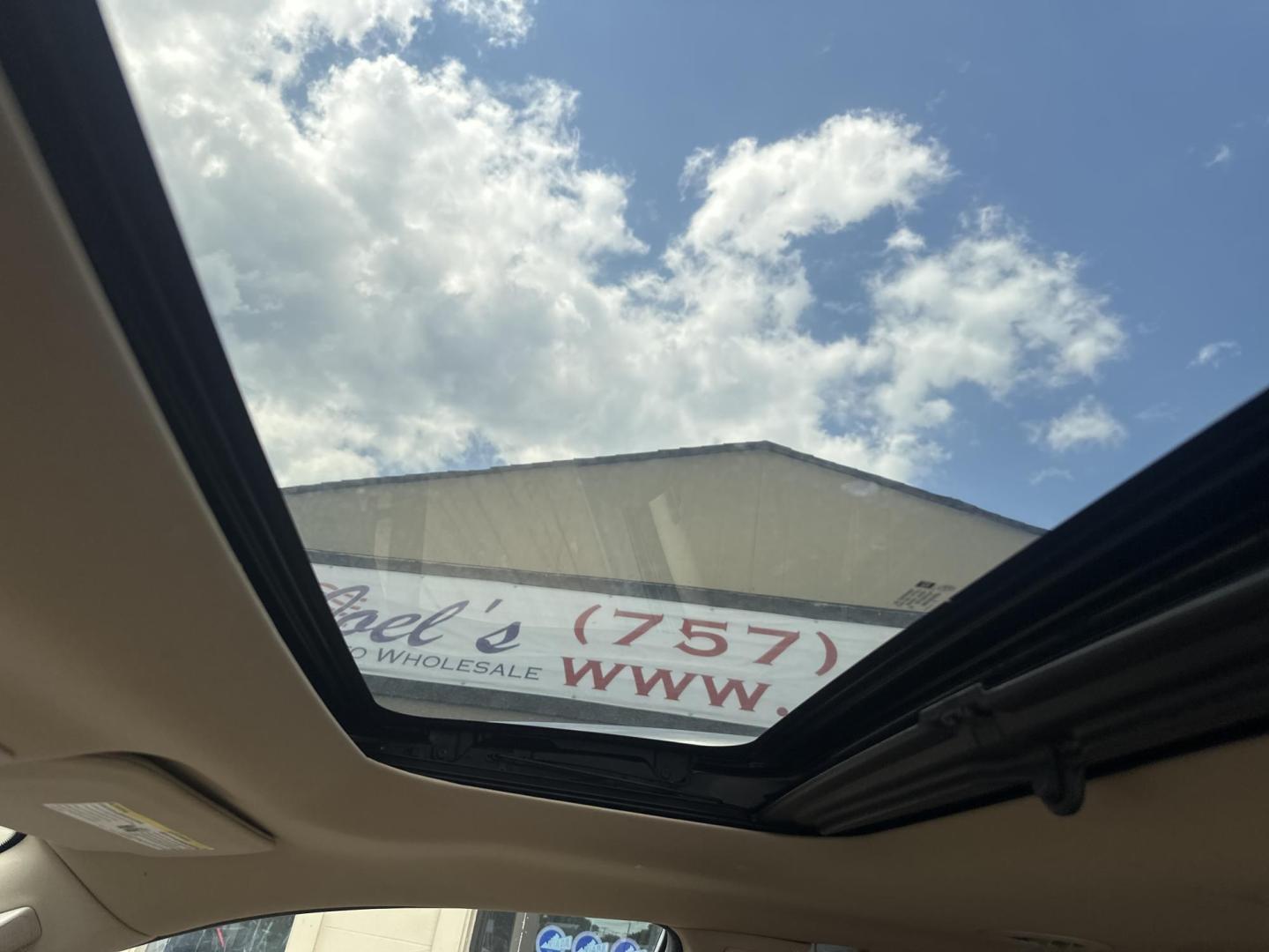 2012 White Buick Enclave Leather FWD (5GAKRCED3CJ) with an 3.6L V6 DOHC 24V engine, 6-Speed Automatic Overdrive transmission, located at 5700 Curlew Drive, Norfolk, VA, 23502, (757) 455-6330, 36.841885, -76.209412 - Photo#7
