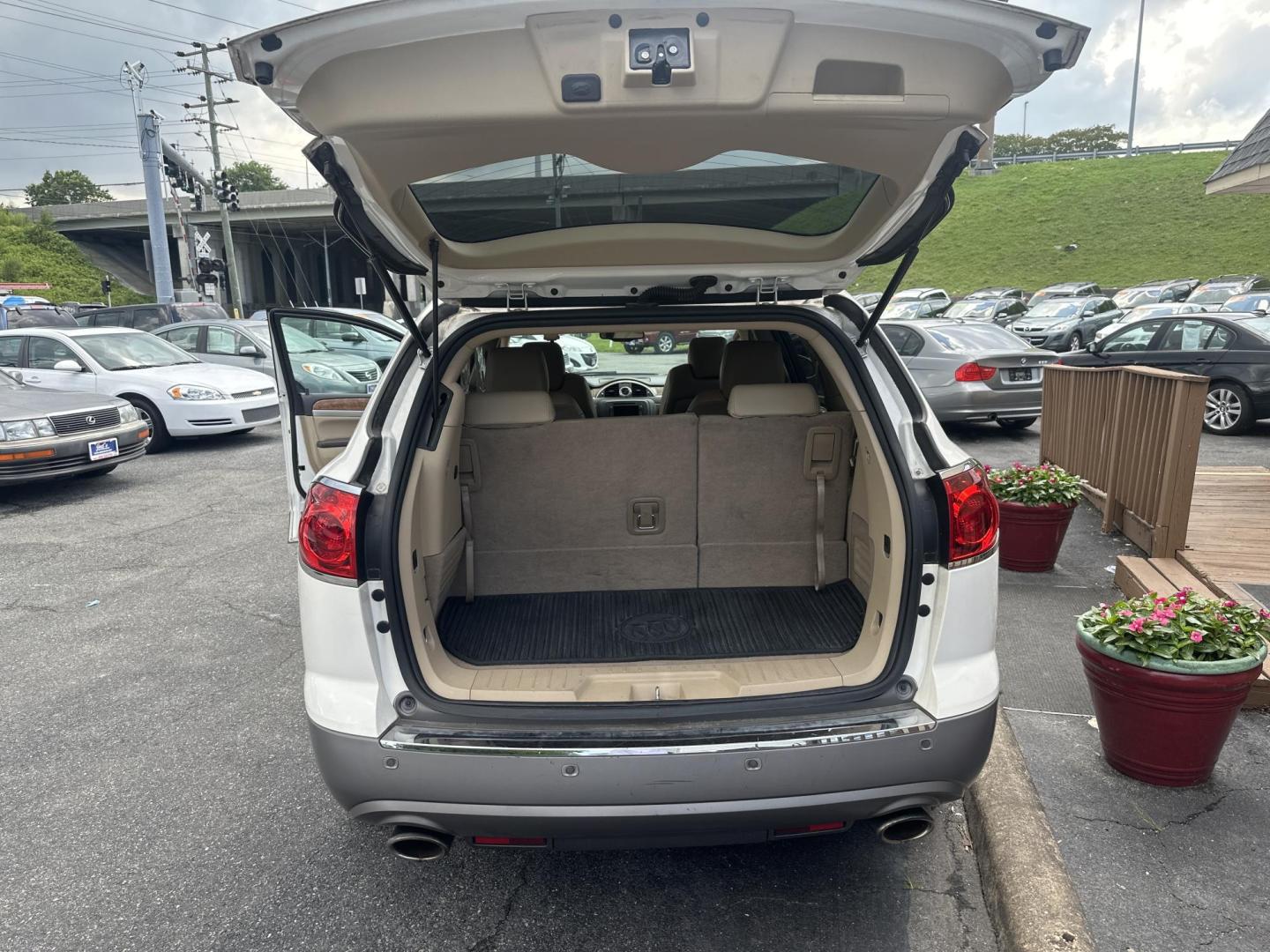 2012 White Buick Enclave Leather FWD (5GAKRCED3CJ) with an 3.6L V6 DOHC 24V engine, 6-Speed Automatic Overdrive transmission, located at 5700 Curlew Drive, Norfolk, VA, 23502, (757) 455-6330, 36.841885, -76.209412 - Photo#12