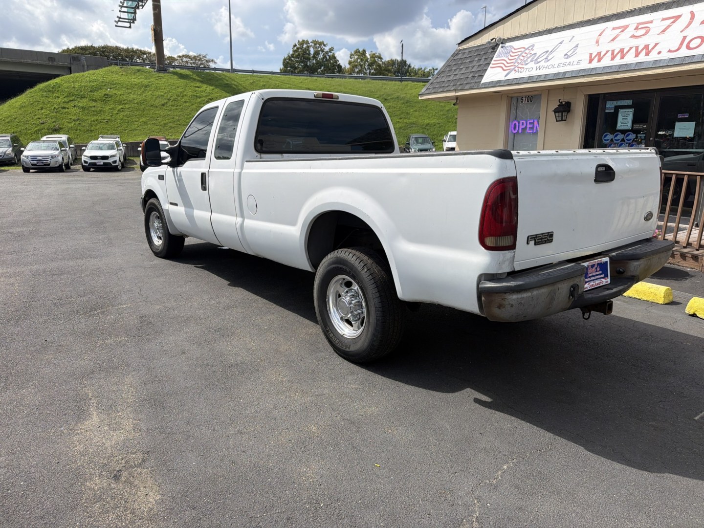 1999 White Ford F-250 SD Lariat SuperCab LWB 2WD (1FTNX20F3XE) with an 7.3L V8 OHV 16V TURBO DIESEL engine, located at 5700 Curlew Drive, Norfolk, VA, 23502, (757) 455-6330, 36.841885, -76.209412- Photo#1