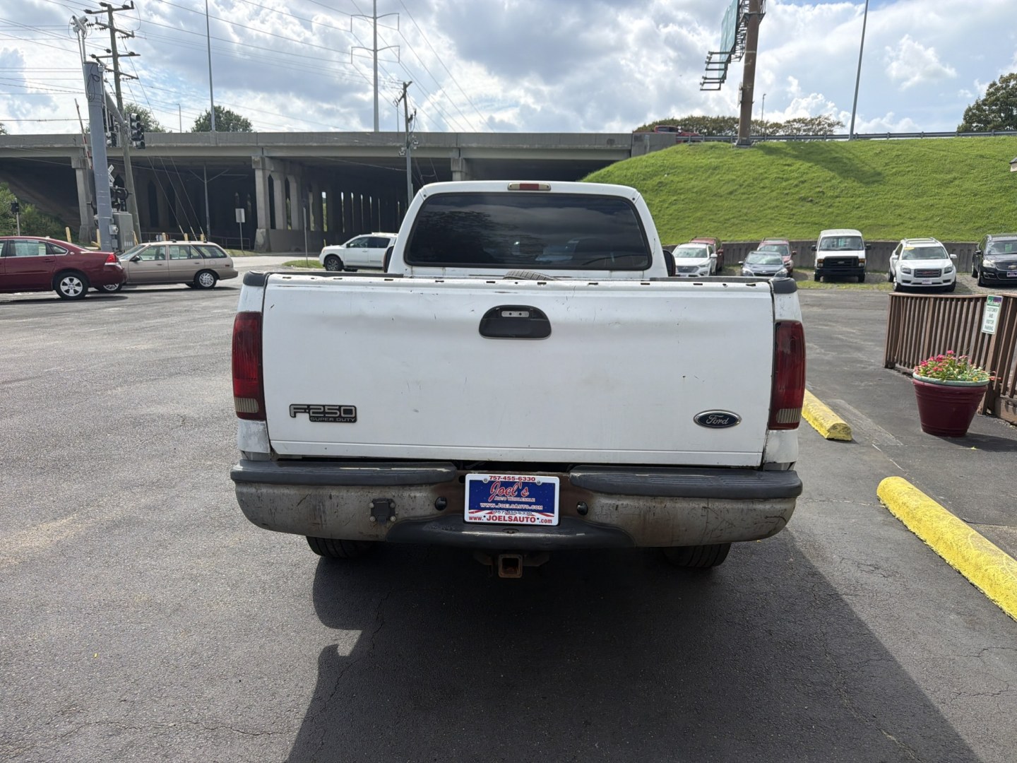 1999 White Ford F-250 SD Lariat SuperCab LWB 2WD (1FTNX20F3XE) with an 7.3L V8 OHV 16V TURBO DIESEL engine, located at 5700 Curlew Drive, Norfolk, VA, 23502, (757) 455-6330, 36.841885, -76.209412- Photo#2