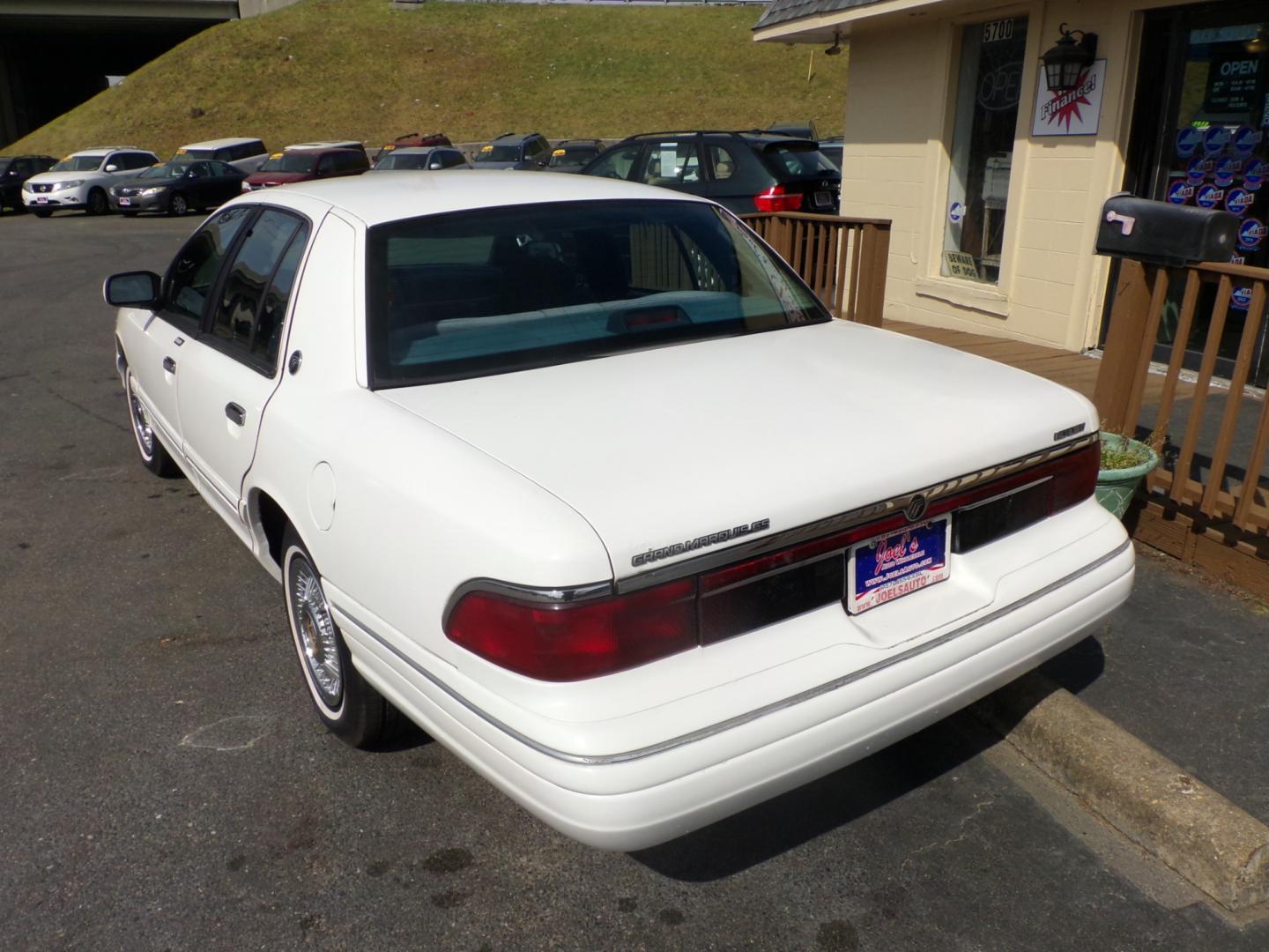 1996 White /blue Mercury Grand Marquis GS (2MELM74WXTX) with an 4.6L V8 SOHC 16V engine, 4-Speed Automatic Overdrive transmission, located at 5700 Curlew Drive, Norfolk, VA, 23502, (757) 455-6330, 36.841885, -76.209412 - Photo#9