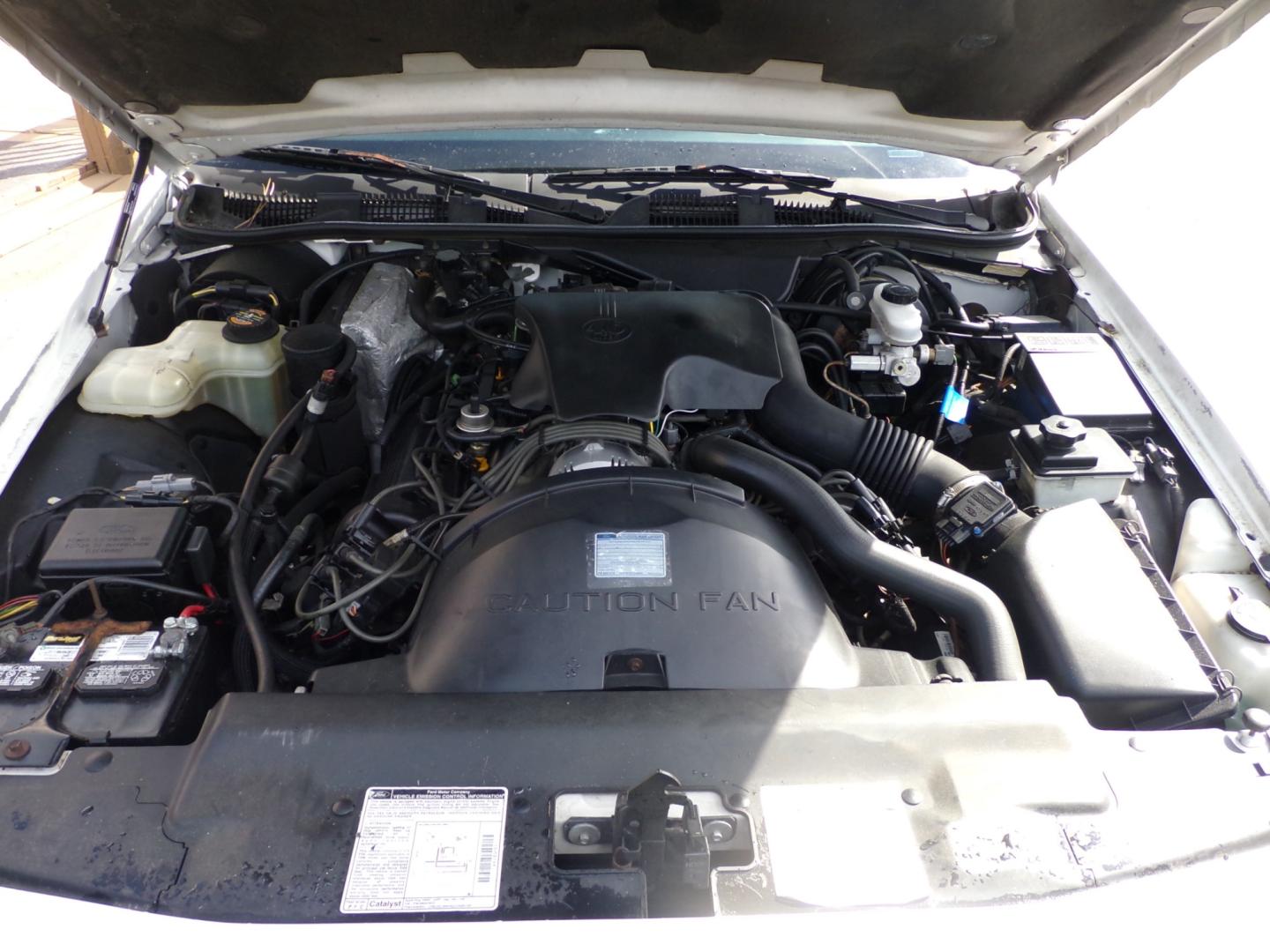 1996 White /blue Mercury Grand Marquis GS (2MELM74WXTX) with an 4.6L V8 SOHC 16V engine, 4-Speed Automatic Overdrive transmission, located at 5700 Curlew Drive, Norfolk, VA, 23502, (757) 455-6330, 36.841885, -76.209412 - Photo#4