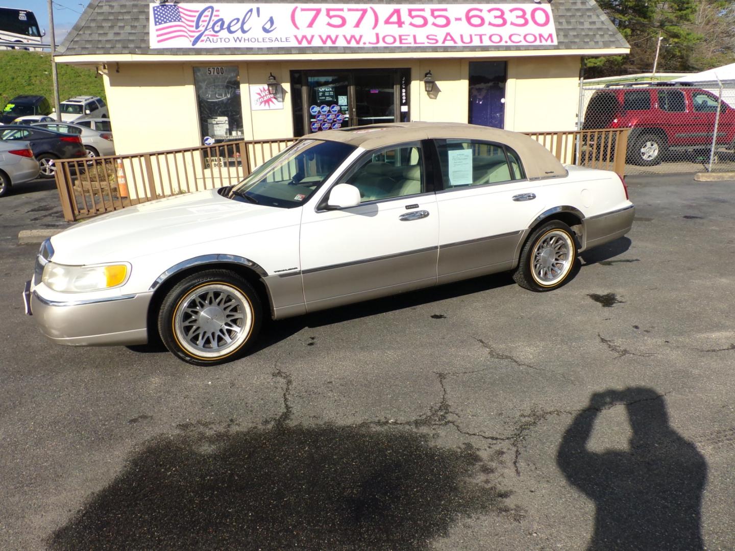 2000 white Lincoln Town Car Signature (1LNHM82WXYY) with an 4.6L V8 SOHC 16V engine, 4-Speed Automatic Overdrive transmission, located at 5700 Curlew Drive, Norfolk, VA, 23502, (757) 455-6330, 36.841885, -76.209412 - Photo#0