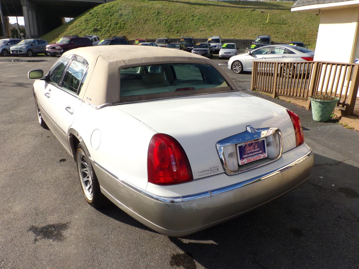 2000 white Lincoln Town Car Signature (1LNHM82WXYY) with an 4.6L V8 SOHC 16V engine, 4-Speed Automatic Overdrive transmission, located at 5700 Curlew Drive, Norfolk, VA, 23502, (757) 455-6330, 36.841885, -76.209412 - Photo#13