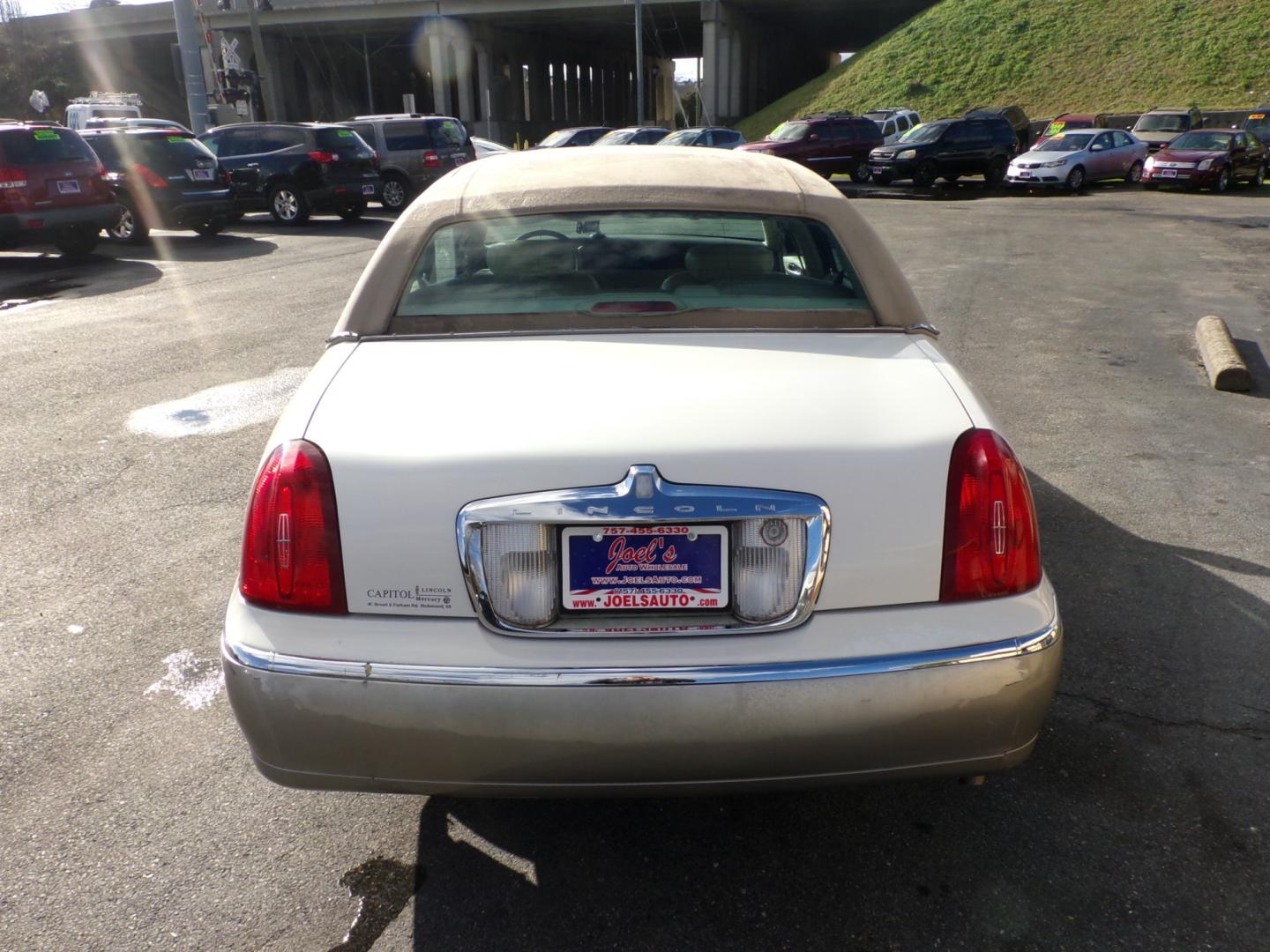 2000 white Lincoln Town Car Signature (1LNHM82WXYY) with an 4.6L V8 SOHC 16V engine, 4-Speed Automatic Overdrive transmission, located at 5700 Curlew Drive, Norfolk, VA, 23502, (757) 455-6330, 36.841885, -76.209412 - Photo#14