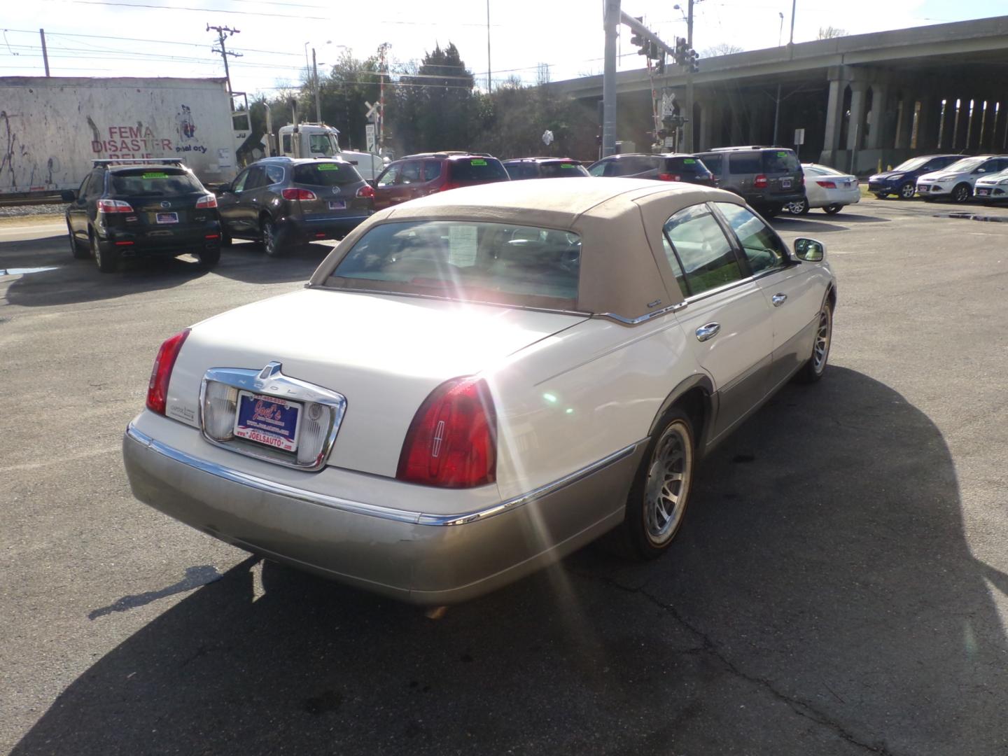 2000 white Lincoln Town Car Signature (1LNHM82WXYY) with an 4.6L V8 SOHC 16V engine, 4-Speed Automatic Overdrive transmission, located at 5700 Curlew Drive, Norfolk, VA, 23502, (757) 455-6330, 36.841885, -76.209412 - Photo#15