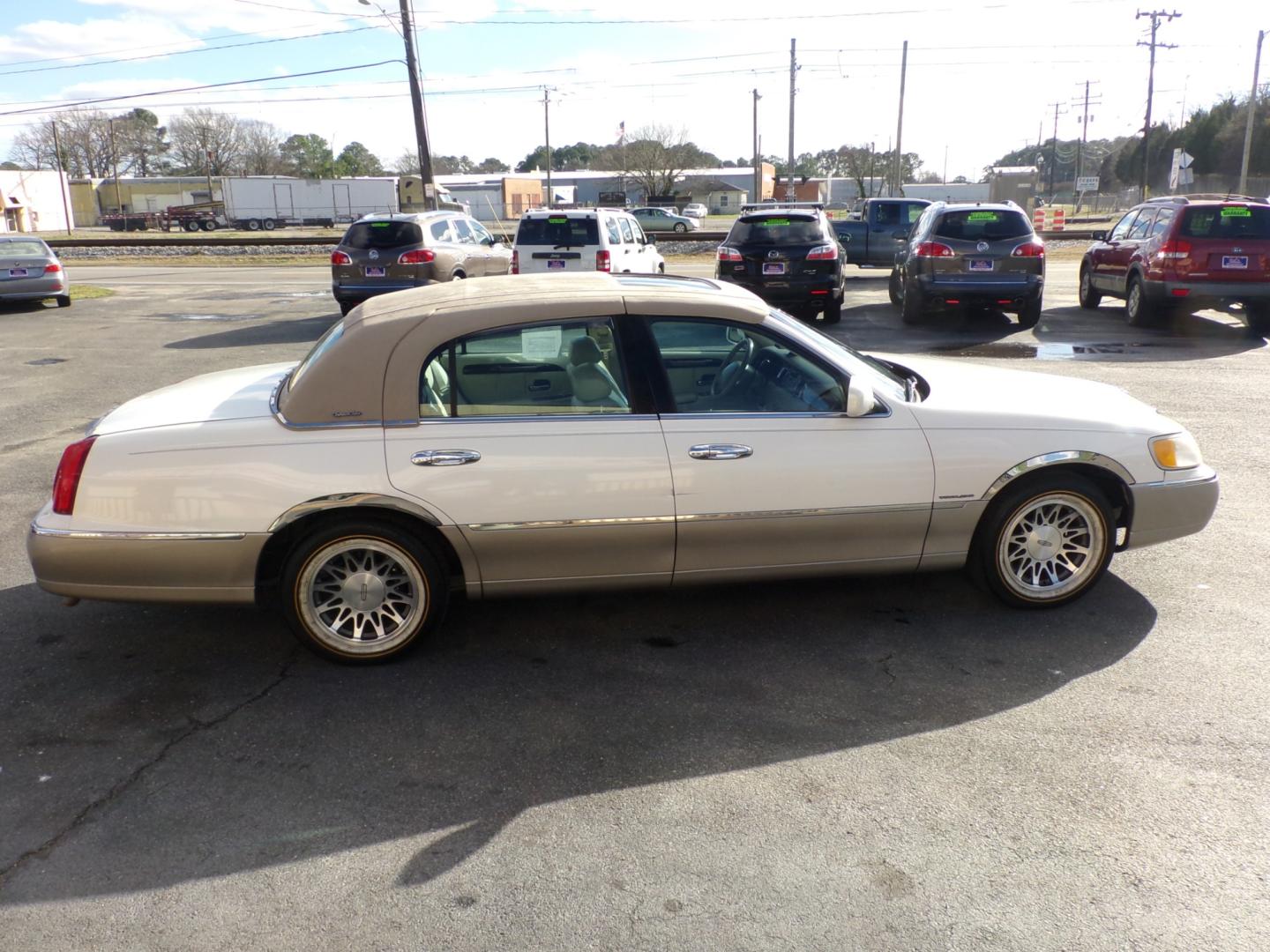 2000 white Lincoln Town Car Signature (1LNHM82WXYY) with an 4.6L V8 SOHC 16V engine, 4-Speed Automatic Overdrive transmission, located at 5700 Curlew Drive, Norfolk, VA, 23502, (757) 455-6330, 36.841885, -76.209412 - Photo#16