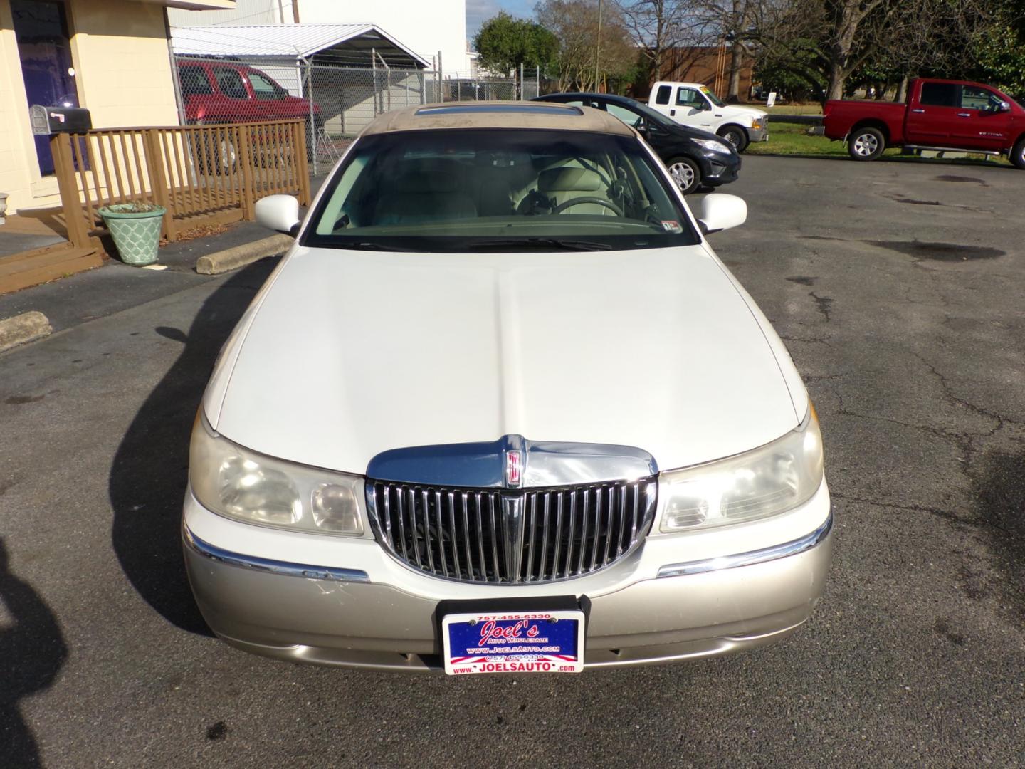 2000 white Lincoln Town Car Signature (1LNHM82WXYY) with an 4.6L V8 SOHC 16V engine, 4-Speed Automatic Overdrive transmission, located at 5700 Curlew Drive, Norfolk, VA, 23502, (757) 455-6330, 36.841885, -76.209412 - Photo#3