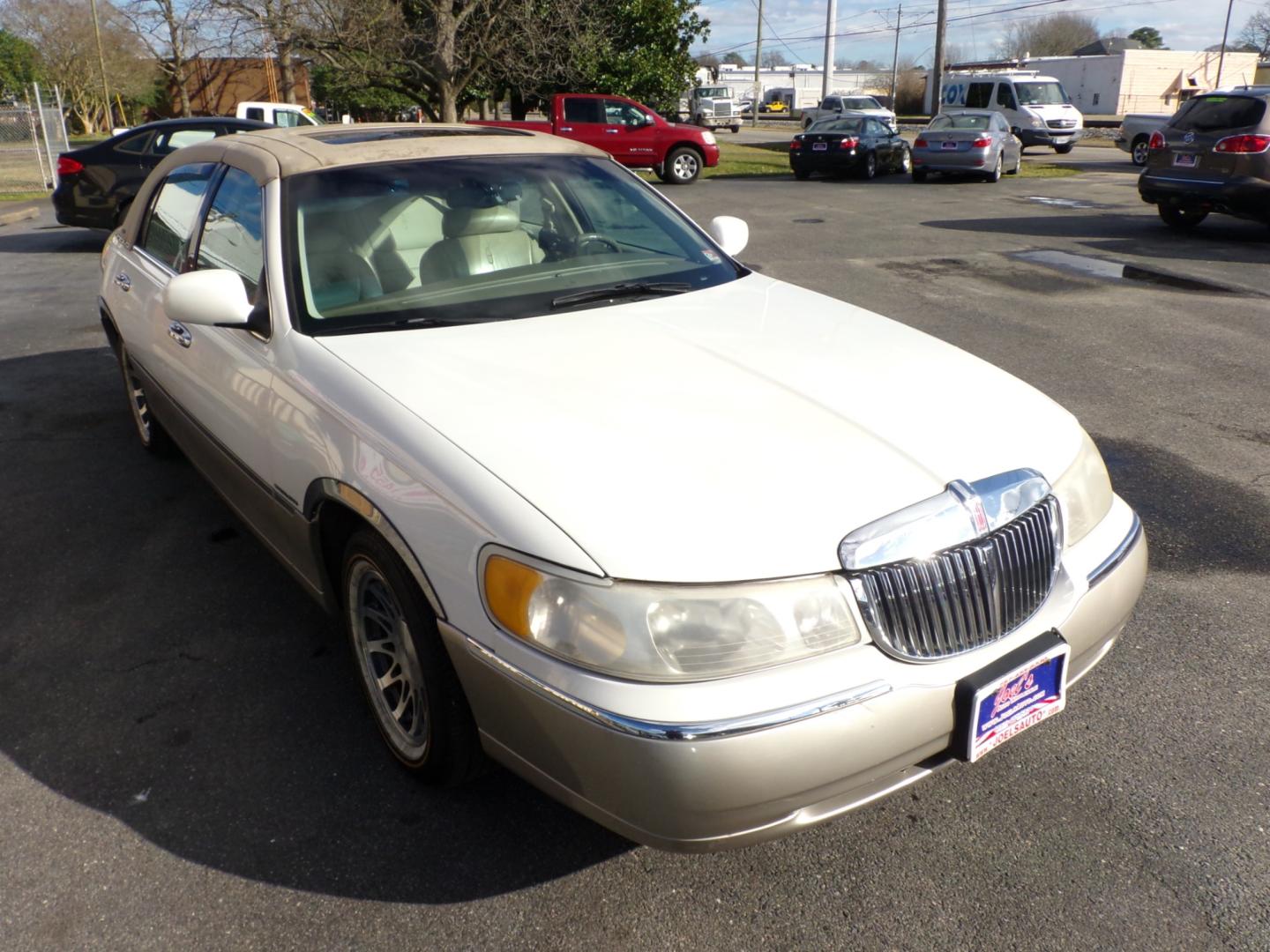 2000 white Lincoln Town Car Signature (1LNHM82WXYY) with an 4.6L V8 SOHC 16V engine, 4-Speed Automatic Overdrive transmission, located at 5700 Curlew Drive, Norfolk, VA, 23502, (757) 455-6330, 36.841885, -76.209412 - Photo#4