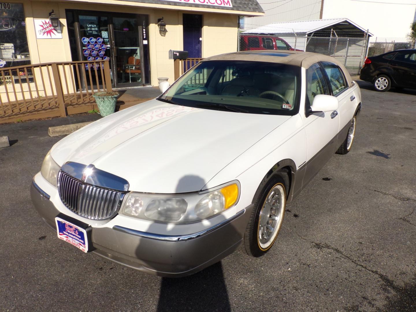 2000 white Lincoln Town Car Signature (1LNHM82WXYY) with an 4.6L V8 SOHC 16V engine, 4-Speed Automatic Overdrive transmission, located at 5700 Curlew Drive, Norfolk, VA, 23502, (757) 455-6330, 36.841885, -76.209412 - Photo#5