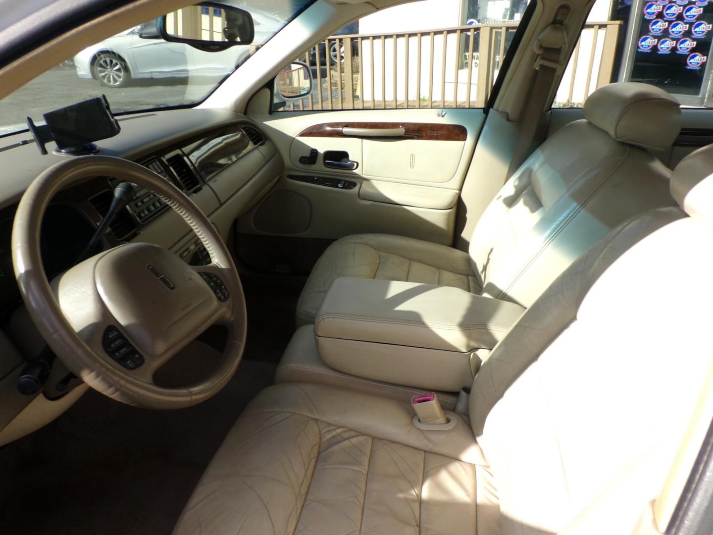 2000 white Lincoln Town Car Signature (1LNHM82WXYY) with an 4.6L V8 SOHC 16V engine, 4-Speed Automatic Overdrive transmission, located at 5700 Curlew Drive, Norfolk, VA, 23502, (757) 455-6330, 36.841885, -76.209412 - Photo#7