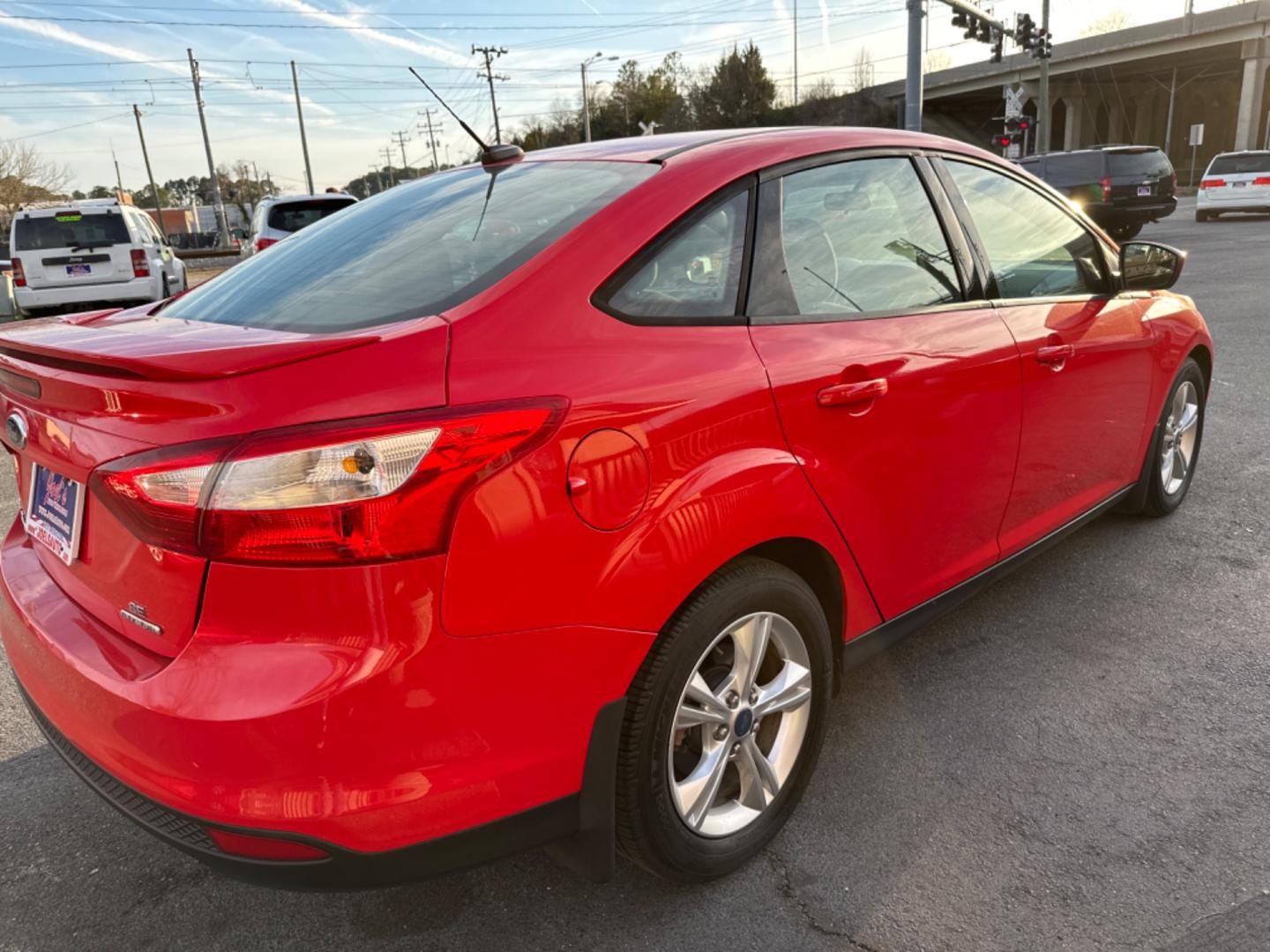 2012 Red Ford Focus SE Sedan (1FAHP3F26CL) with an 2.0L L4 DOHC 16V engine, located at 5700 Curlew Drive, Norfolk, VA, 23502, (757) 455-6330, 36.841885, -76.209412 - Photo#4