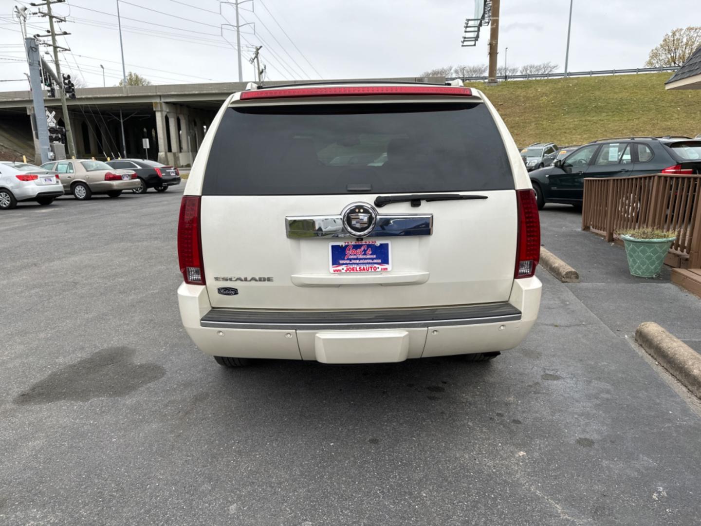 2007 WHITE /tan Cadillac Escalade AWD (1GYFK63887R) with an 6.2L V8 OHV 16V engine, 6-Speed Automatic Overdrive transmission, located at 5700 Curlew Drive, Norfolk, VA, 23502, (757) 455-6330, 36.841885, -76.209412 - Photo#3