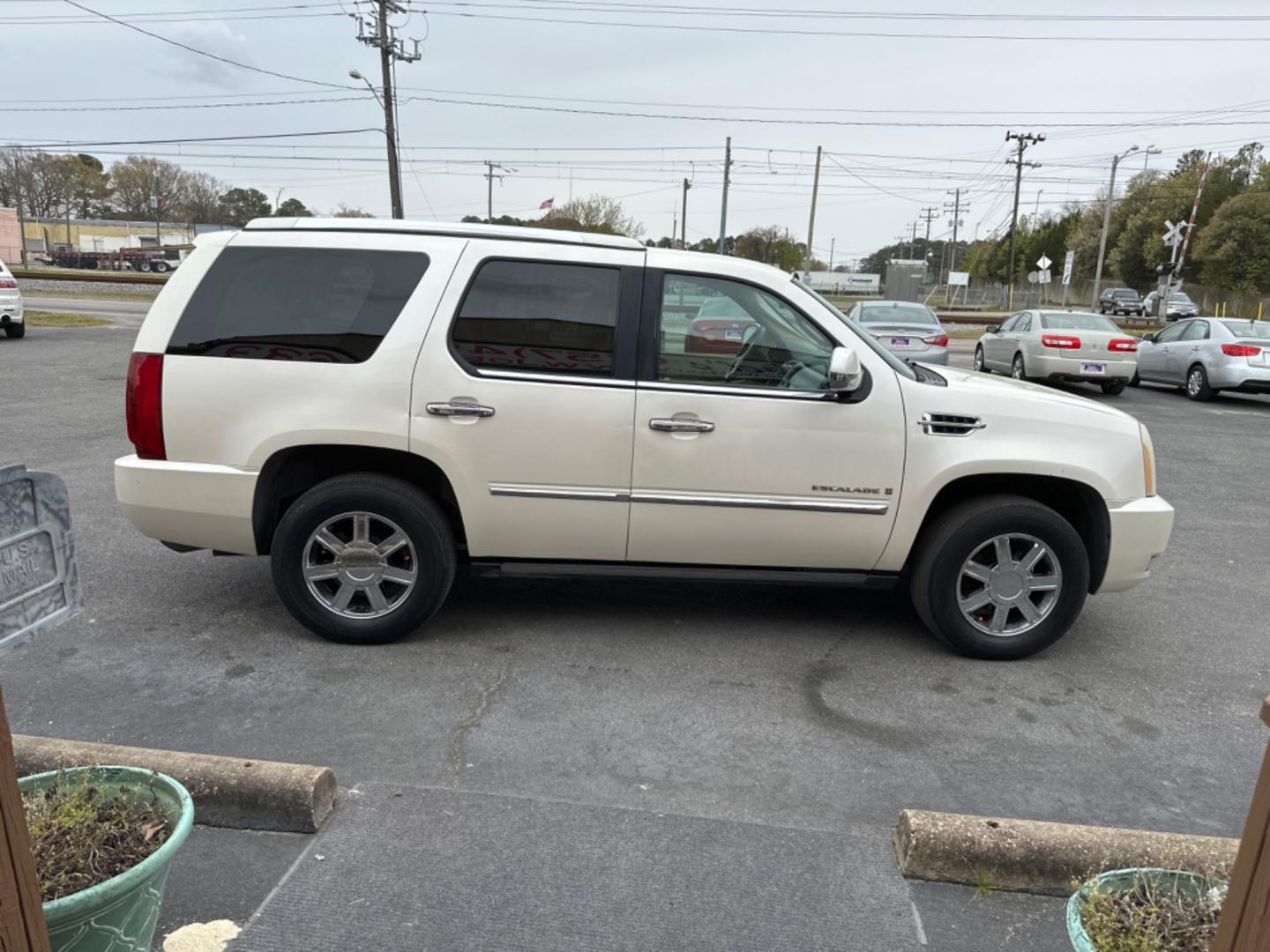 2007 WHITE /tan Cadillac Escalade AWD (1GYFK63887R) with an 6.2L V8 OHV 16V engine, 6-Speed Automatic Overdrive transmission, located at 5700 Curlew Drive, Norfolk, VA, 23502, (757) 455-6330, 36.841885, -76.209412 - Photo#5