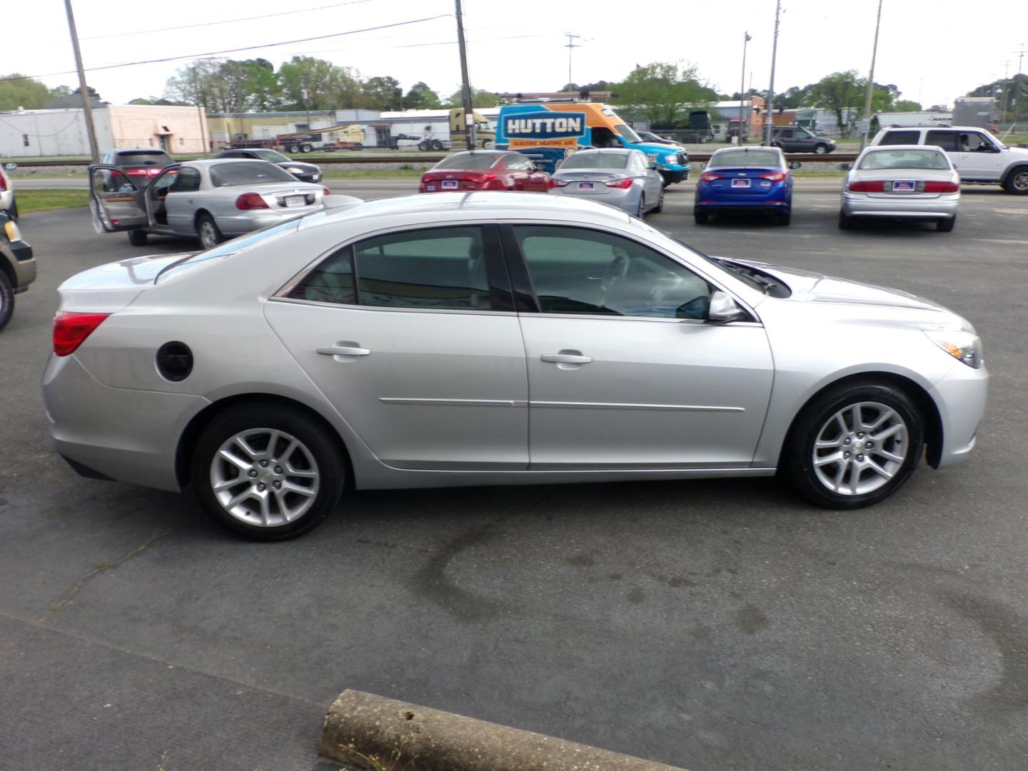 2015 Silver Chevrolet Malibu 1LT (1G11C5SL0FU) with an 2.5L L4 DOHC 16V engine, 6-Speed Automatic transmission, located at 5700 Curlew Drive, Norfolk, VA, 23502, (757) 455-6330, 36.841885, -76.209412 - Photo#14