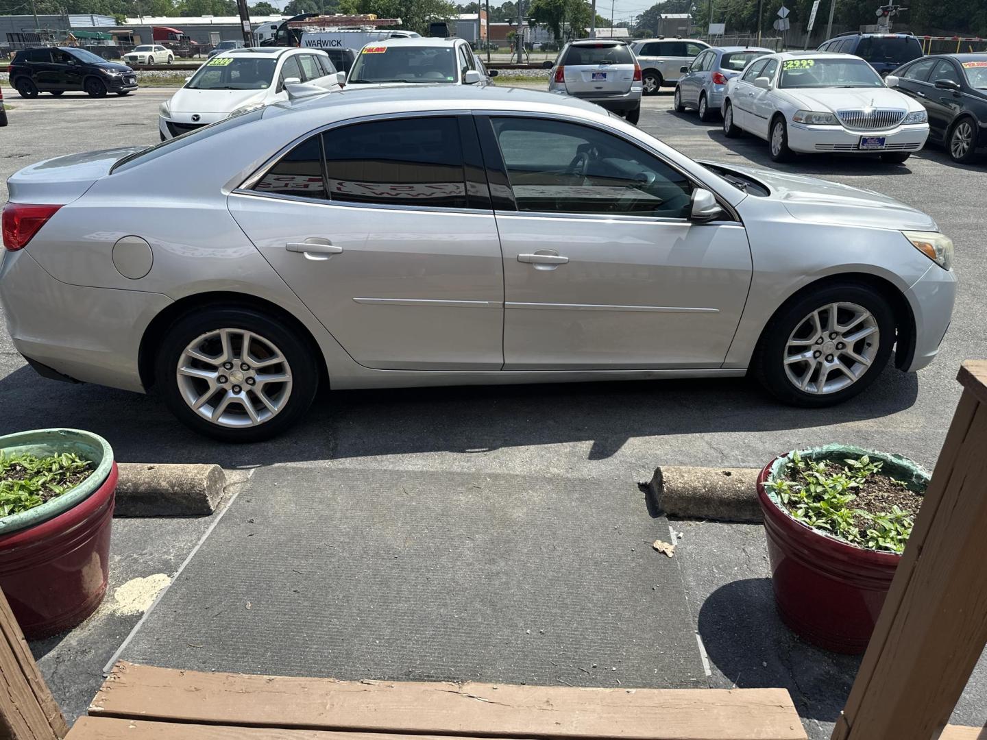2015 Silver Chevrolet Malibu 1LT (1G11C5SL0FU) with an 2.5L L4 DOHC 16V engine, 6-Speed Automatic transmission, located at 5700 Curlew Drive, Norfolk, VA, 23502, (757) 455-6330, 36.841885, -76.209412 - Photo#3