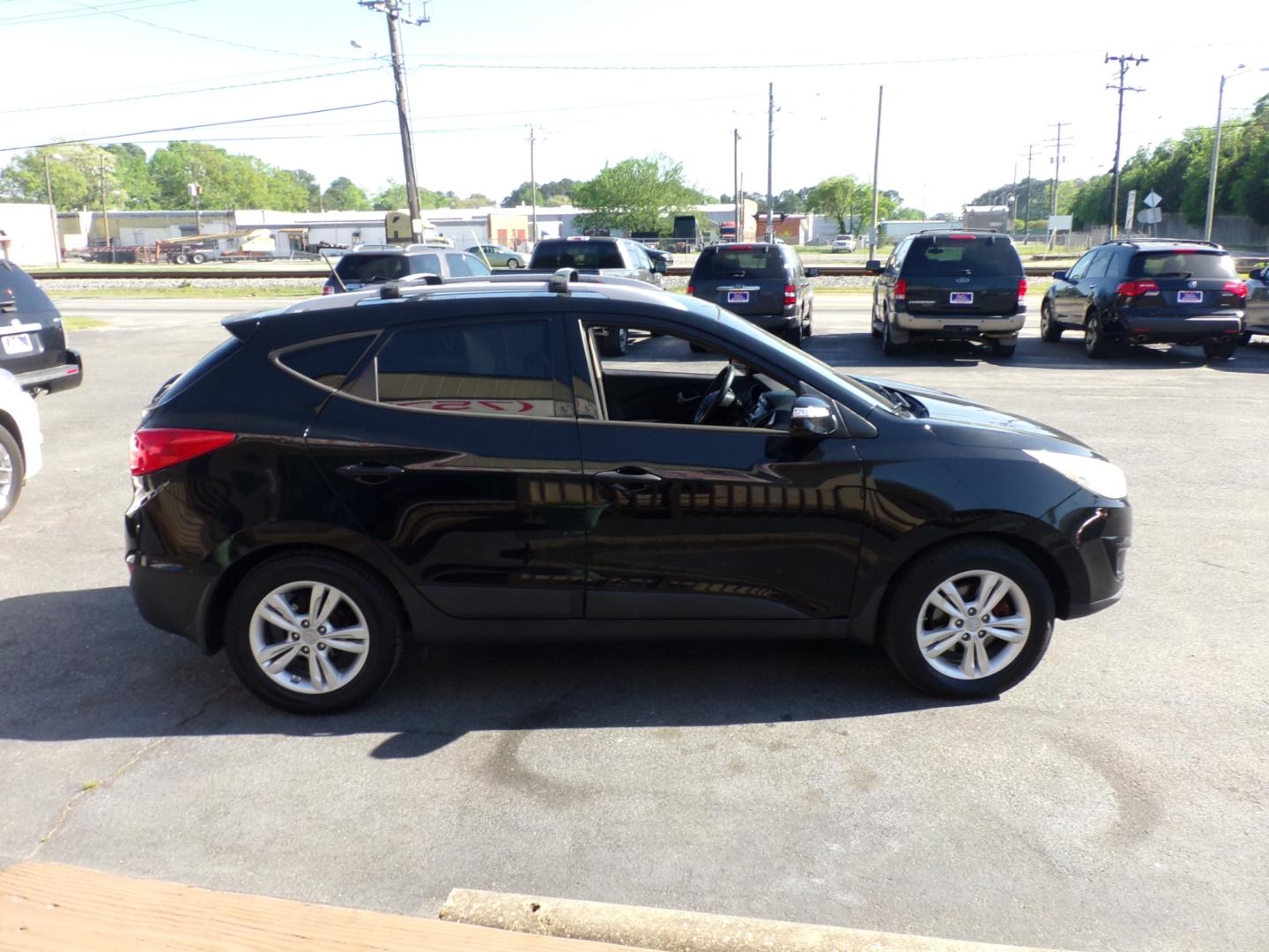 2012 Black Hyundai Tucson Limited 2WD (KM8JU3ACXCU) with an 2.4L L4 DOHC 16V engine, 6-Speed Automatic transmission, located at 5700 Curlew Drive, Norfolk, VA, 23502, (757) 455-6330, 36.841885, -76.209412 - Photo#13