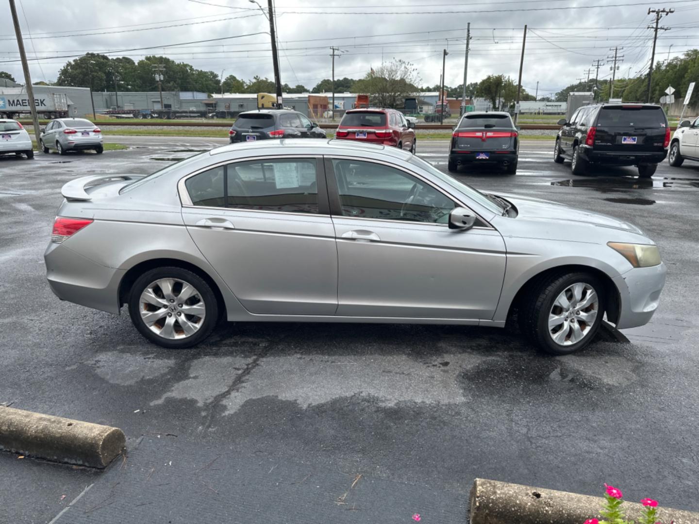 2008 Silver Honda Accord EX Sedan AT (1HGCP26738A) with an 2.4L L4 DOHC 16V engine, 5-Speed Automatic Overdrive transmission, located at 5700 Curlew Drive, Norfolk, VA, 23502, (757) 455-6330, 36.841885, -76.209412 - Photo#4