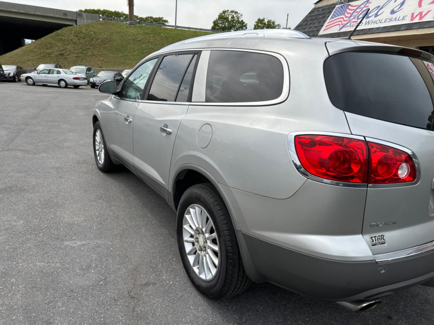 2008 Silver Buick Enclave CXL AWD (5GAEV23738J) with an 3.6L V6 DOHC 24V engine, 6-Speed Automatic Overdrive transmission, located at 5700 Curlew Drive, Norfolk, VA, 23502, (757) 455-6330, 36.841885, -76.209412 - Photo#3