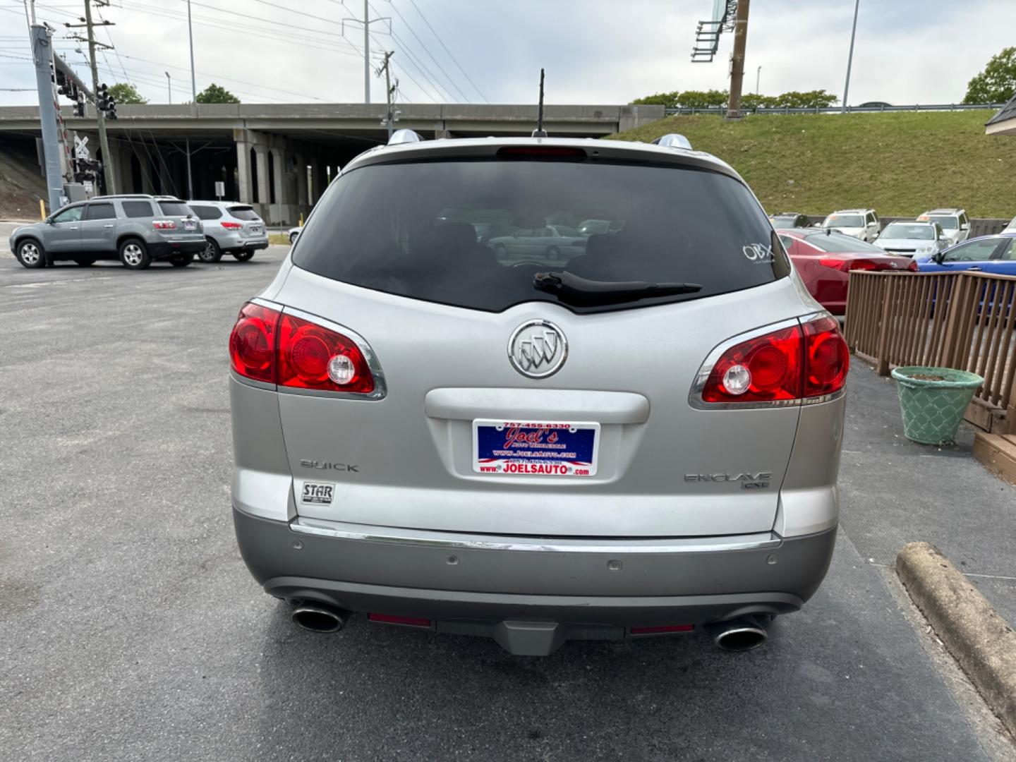 2008 Silver Buick Enclave CXL AWD (5GAEV23738J) with an 3.6L V6 DOHC 24V engine, 6-Speed Automatic Overdrive transmission, located at 5700 Curlew Drive, Norfolk, VA, 23502, (757) 455-6330, 36.841885, -76.209412 - Photo#4