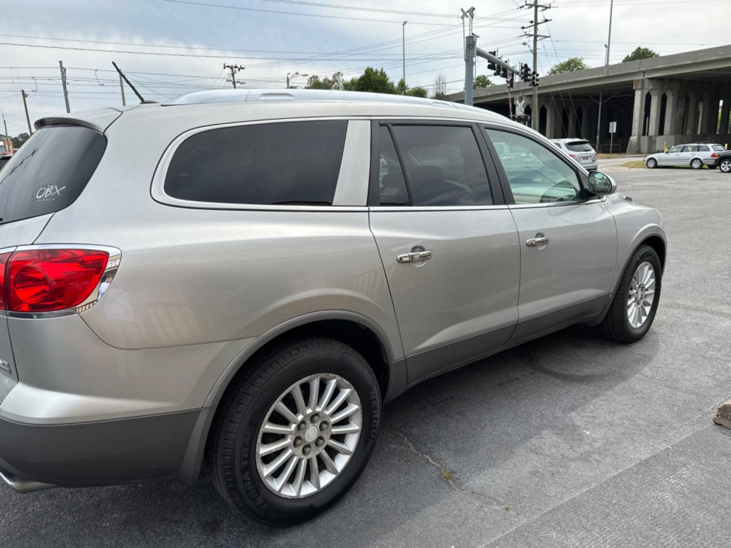 2008 Silver Buick Enclave CXL AWD (5GAEV23738J) with an 3.6L V6 DOHC 24V engine, 6-Speed Automatic Overdrive transmission, located at 5700 Curlew Drive, Norfolk, VA, 23502, (757) 455-6330, 36.841885, -76.209412 - Photo#5