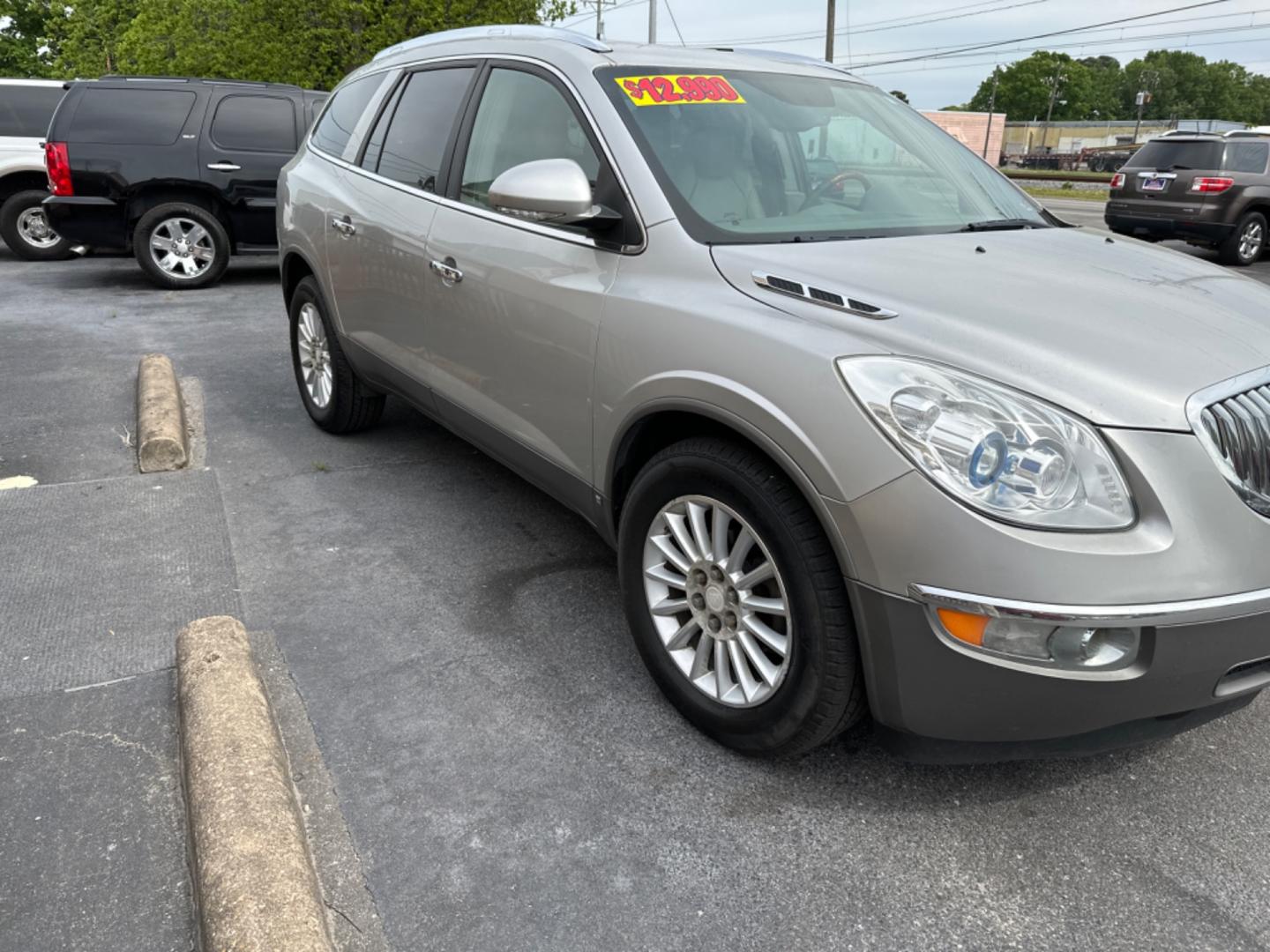 2008 Silver Buick Enclave CXL AWD (5GAEV23738J) with an 3.6L V6 DOHC 24V engine, 6-Speed Automatic Overdrive transmission, located at 5700 Curlew Drive, Norfolk, VA, 23502, (757) 455-6330, 36.841885, -76.209412 - Photo#6