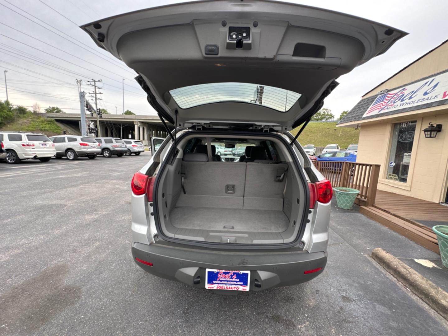 2011 Silver Chevrolet Traverse 2LT AWD (1GNKVJED6BJ) with an 3.6L V6 DOHC 24V engine, 6-Speed Automatic transmission, located at 5700 Curlew Drive, Norfolk, VA, 23502, (757) 455-6330, 36.841885, -76.209412 - Photo#13