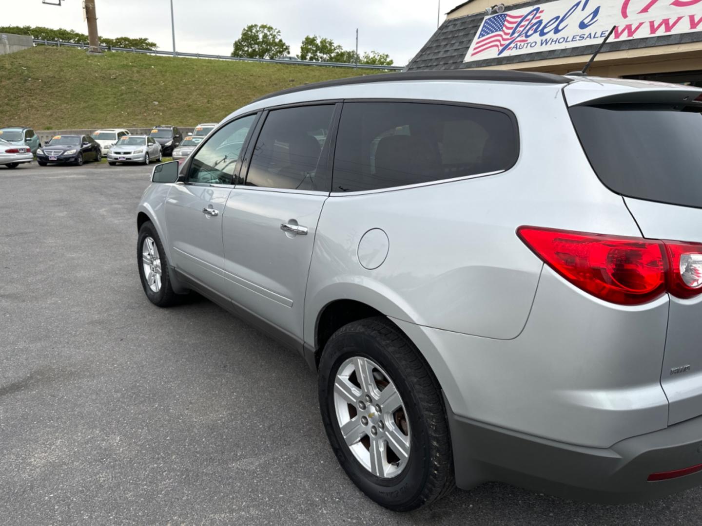 2011 Silver Chevrolet Traverse 2LT AWD (1GNKVJED6BJ) with an 3.6L V6 DOHC 24V engine, 6-Speed Automatic transmission, located at 5700 Curlew Drive, Norfolk, VA, 23502, (757) 455-6330, 36.841885, -76.209412 - Photo#1