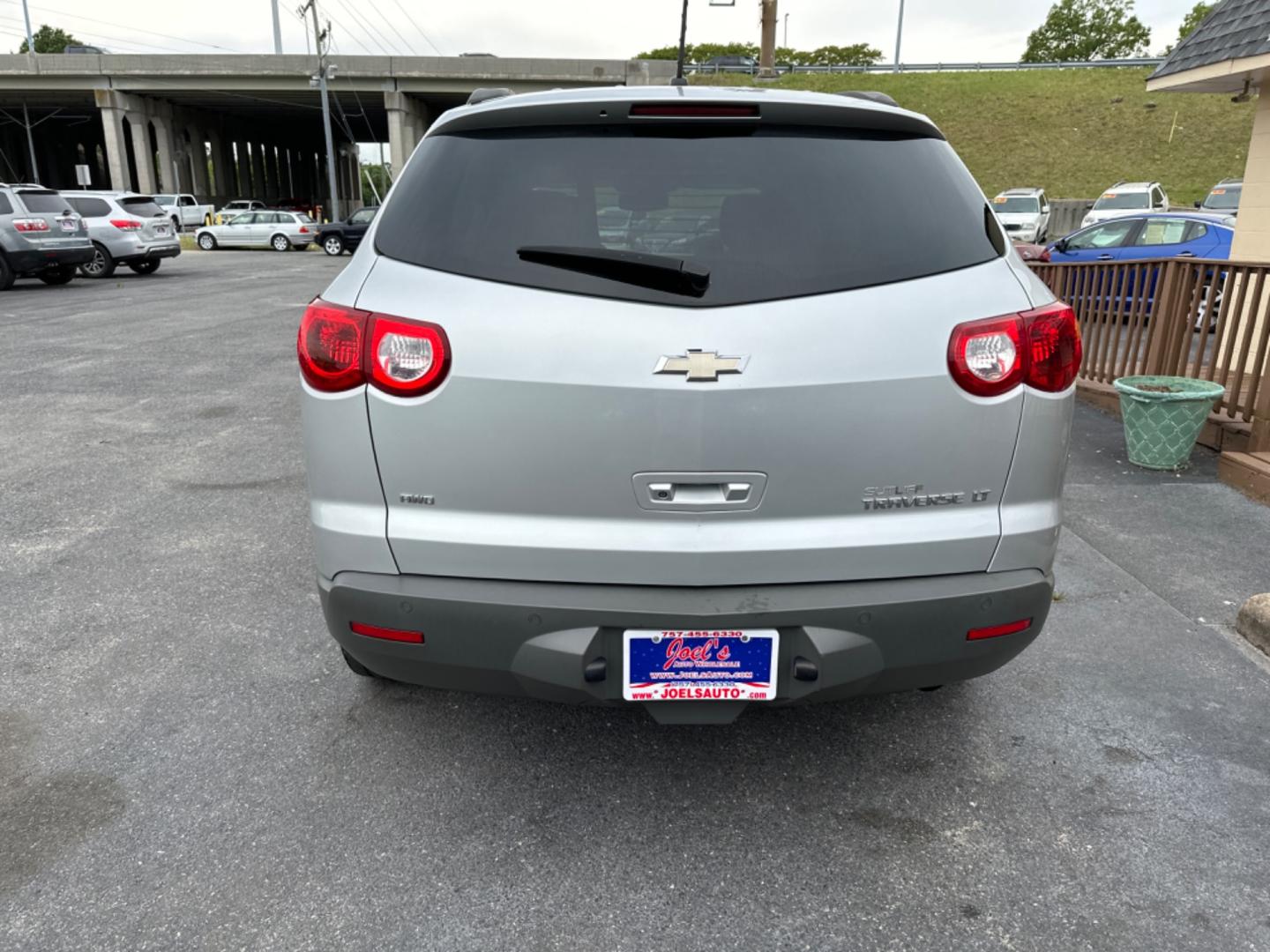 2011 Silver Chevrolet Traverse 2LT AWD (1GNKVJED6BJ) with an 3.6L V6 DOHC 24V engine, 6-Speed Automatic transmission, located at 5700 Curlew Drive, Norfolk, VA, 23502, (757) 455-6330, 36.841885, -76.209412 - Photo#2