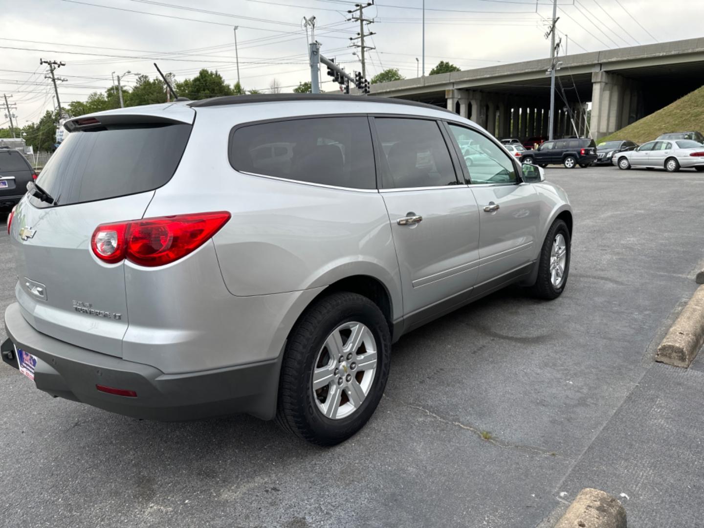 2011 Silver Chevrolet Traverse 2LT AWD (1GNKVJED6BJ) with an 3.6L V6 DOHC 24V engine, 6-Speed Automatic transmission, located at 5700 Curlew Drive, Norfolk, VA, 23502, (757) 455-6330, 36.841885, -76.209412 - Photo#3