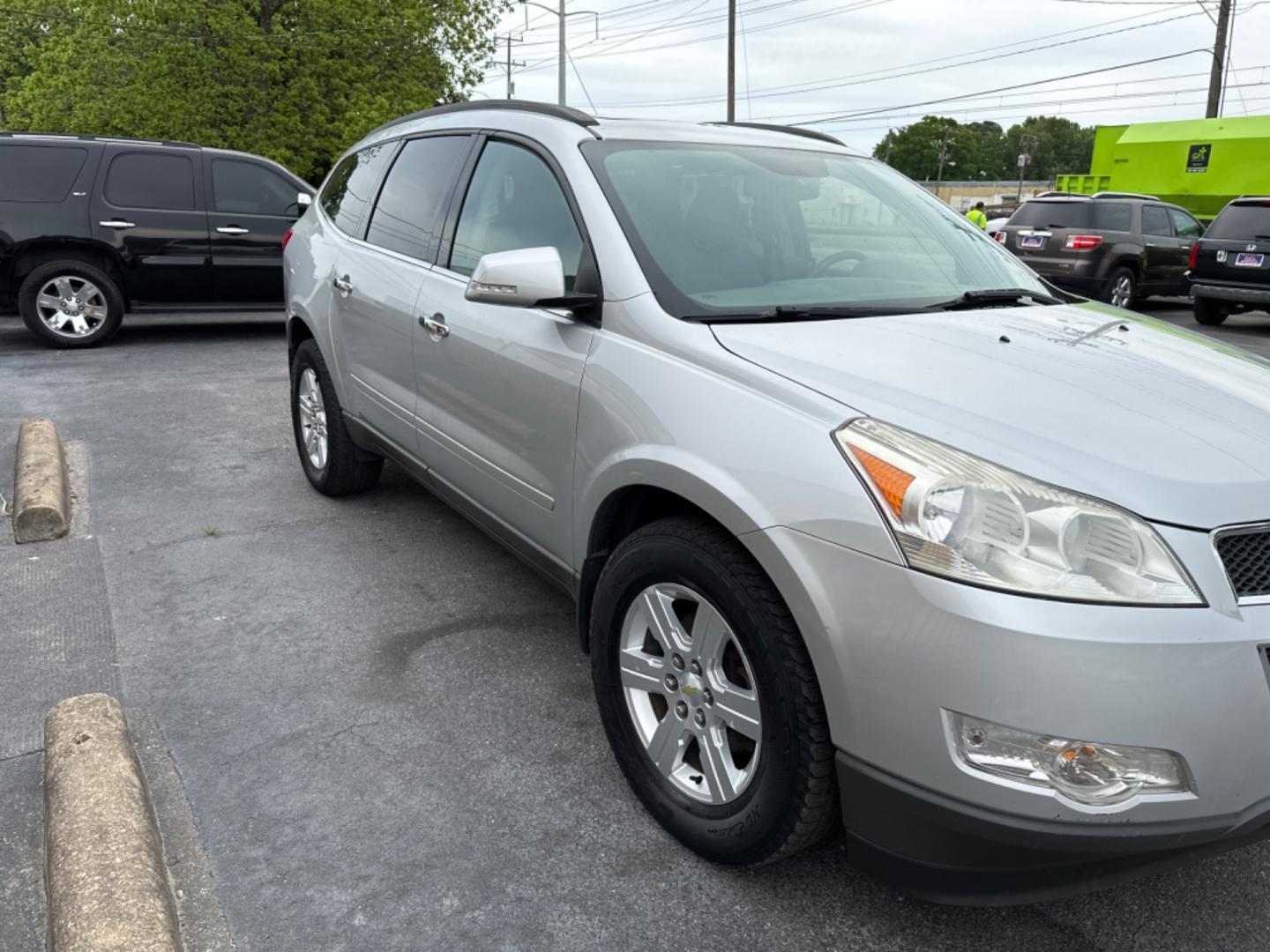 2011 Silver Chevrolet Traverse 2LT AWD (1GNKVJED6BJ) with an 3.6L V6 DOHC 24V engine, 6-Speed Automatic transmission, located at 5700 Curlew Drive, Norfolk, VA, 23502, (757) 455-6330, 36.841885, -76.209412 - Photo#4