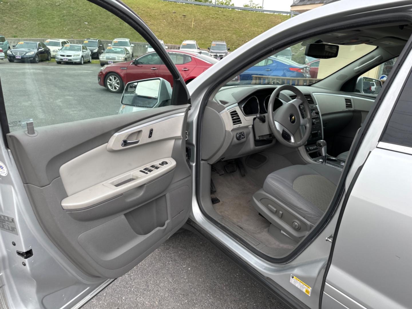 2011 Silver Chevrolet Traverse 2LT AWD (1GNKVJED6BJ) with an 3.6L V6 DOHC 24V engine, 6-Speed Automatic transmission, located at 5700 Curlew Drive, Norfolk, VA, 23502, (757) 455-6330, 36.841885, -76.209412 - Photo#6