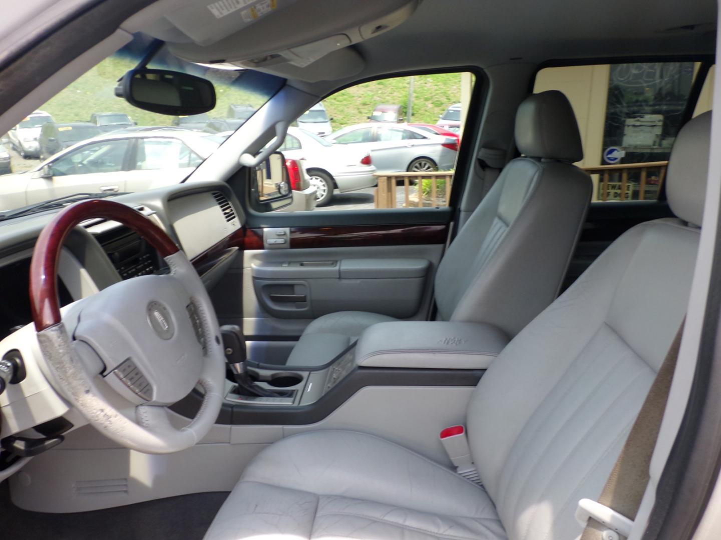 2004 Silver Lincoln Aviator 2WD Luxury (5LMEU68H94Z) with an 4.6L V8 DOHC 32V engine, 5-Speed Automatic Overdrive transmission, located at 5700 Curlew Drive, Norfolk, VA, 23502, (757) 455-6330, 36.841885, -76.209412 - Photo#7