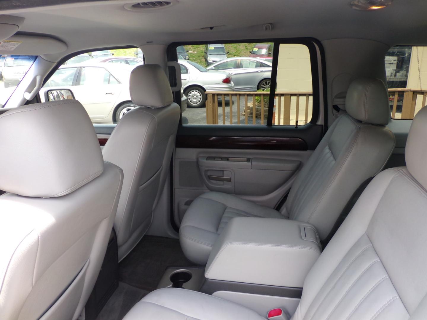 2004 Silver Lincoln Aviator 2WD Luxury (5LMEU68H94Z) with an 4.6L V8 DOHC 32V engine, 5-Speed Automatic Overdrive transmission, located at 5700 Curlew Drive, Norfolk, VA, 23502, (757) 455-6330, 36.841885, -76.209412 - Photo#8