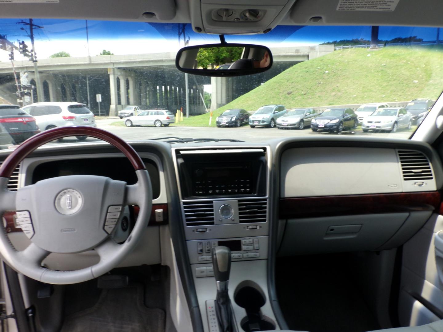 2004 Silver Lincoln Aviator 2WD Luxury (5LMEU68H94Z) with an 4.6L V8 DOHC 32V engine, 5-Speed Automatic Overdrive transmission, located at 5700 Curlew Drive, Norfolk, VA, 23502, (757) 455-6330, 36.841885, -76.209412 - Photo#9