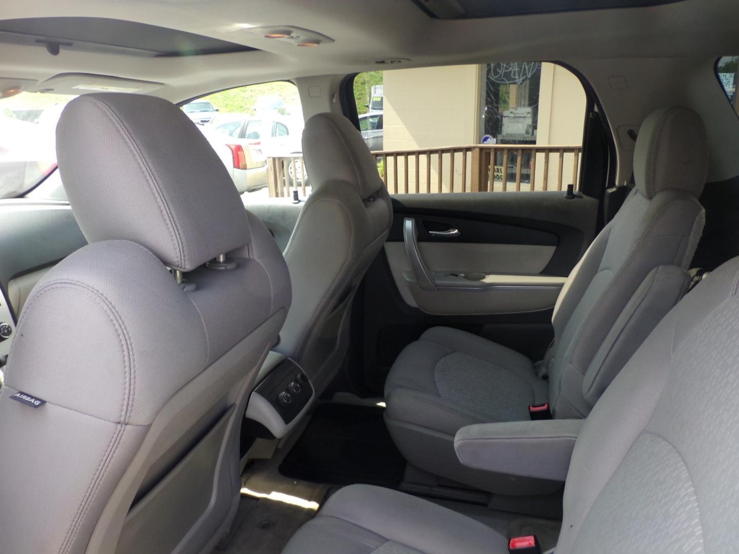 2011 white GMC Acadia SLE-2 FWD (1GKKRPED0BJ) with an 3.6L V6 DOHC 24V engine, 6-Speed Automatic transmission, located at 5700 Curlew Drive, Norfolk, VA, 23502, (757) 455-6330, 36.841885, -76.209412 - Photo#7