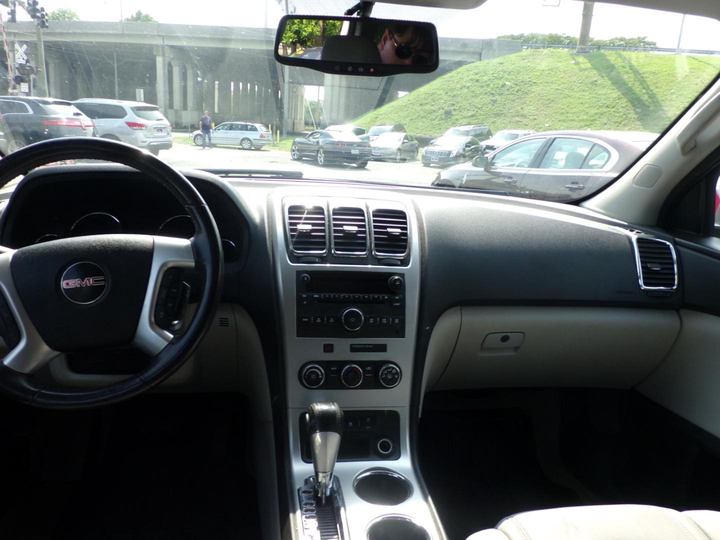 2011 white GMC Acadia SLE-2 FWD (1GKKRPED0BJ) with an 3.6L V6 DOHC 24V engine, 6-Speed Automatic transmission, located at 5700 Curlew Drive, Norfolk, VA, 23502, (757) 455-6330, 36.841885, -76.209412 - Photo#8