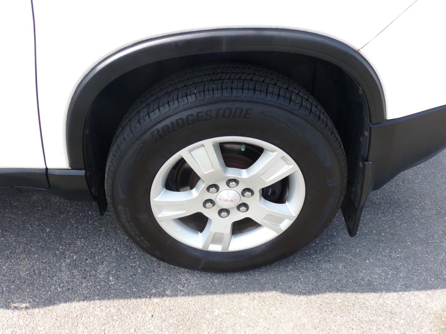 2011 white GMC Acadia SLE-2 FWD (1GKKRPED0BJ) with an 3.6L V6 DOHC 24V engine, 6-Speed Automatic transmission, located at 5700 Curlew Drive, Norfolk, VA, 23502, (757) 455-6330, 36.841885, -76.209412 - Photo#10